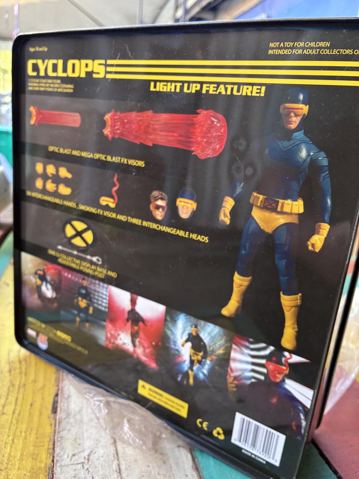 Mezco One: 12 Collective: Marvel Classic Cyclops Action Figure, Multicolor (76290) customer photo 1
