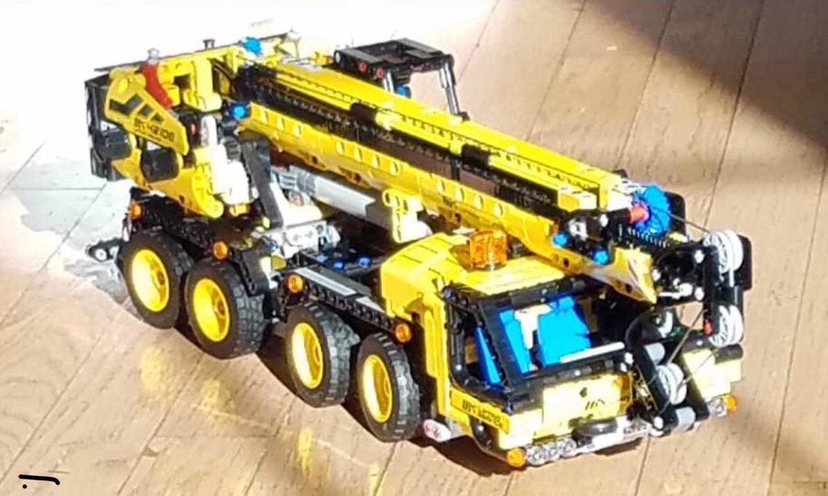 Technic Mobile Crane 42108 Building Kit, A Super Model Crane to Build for Any Fan of Construction Toys, New 2020 (1,292 Pieces) customer photo 2