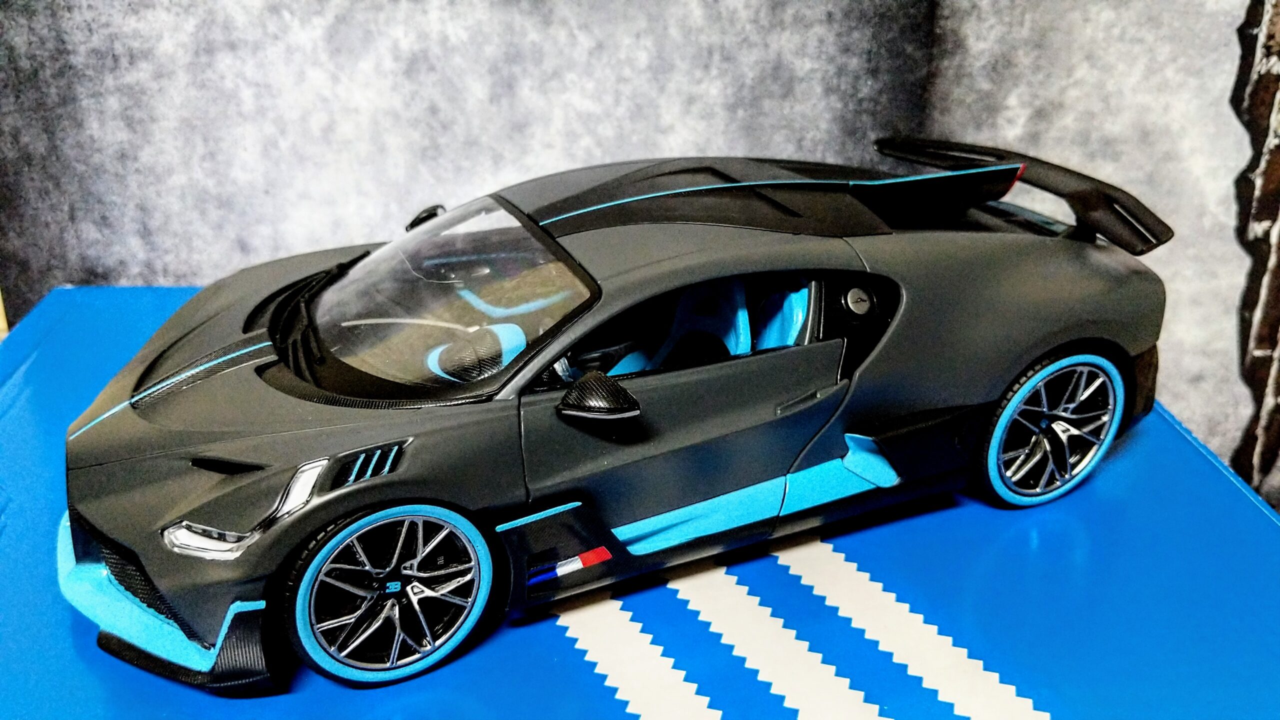 Bugatti Divo Matt Gray with Blue Accents 1/18 Diecast Model Car by Bburago 11045 customer photo 1