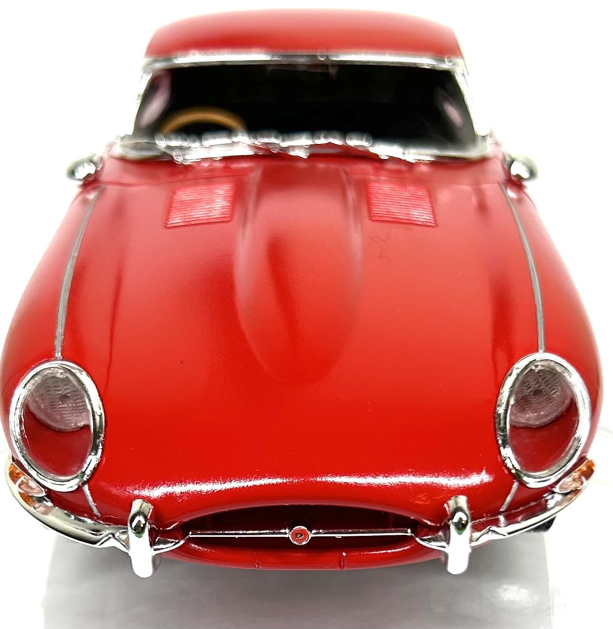 Revell 07668 Jaguar E-Type (Coupé) 1:24 Scale Unbuilt/Unpainted Plastic Model Kit, Red customer photo 1