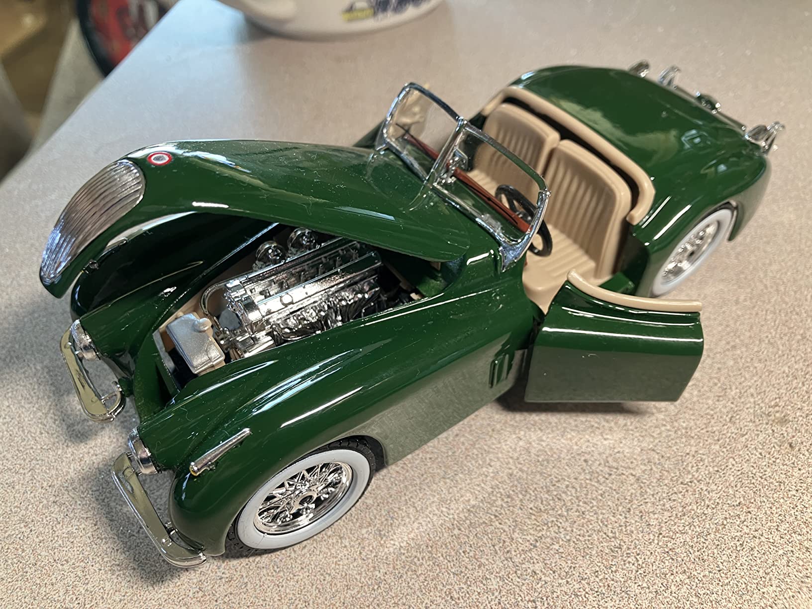 Bburago Jaguar XK 120 Roadster (1951) 1:24 Scale Diecast Model, Green (18-22018G) customer photo 1