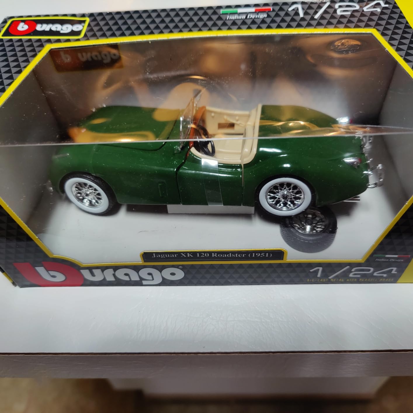Bburago Jaguar XK 120 Roadster (1951) 1:24 Scale Diecast Model, Green (18-22018G) customer photo 2
