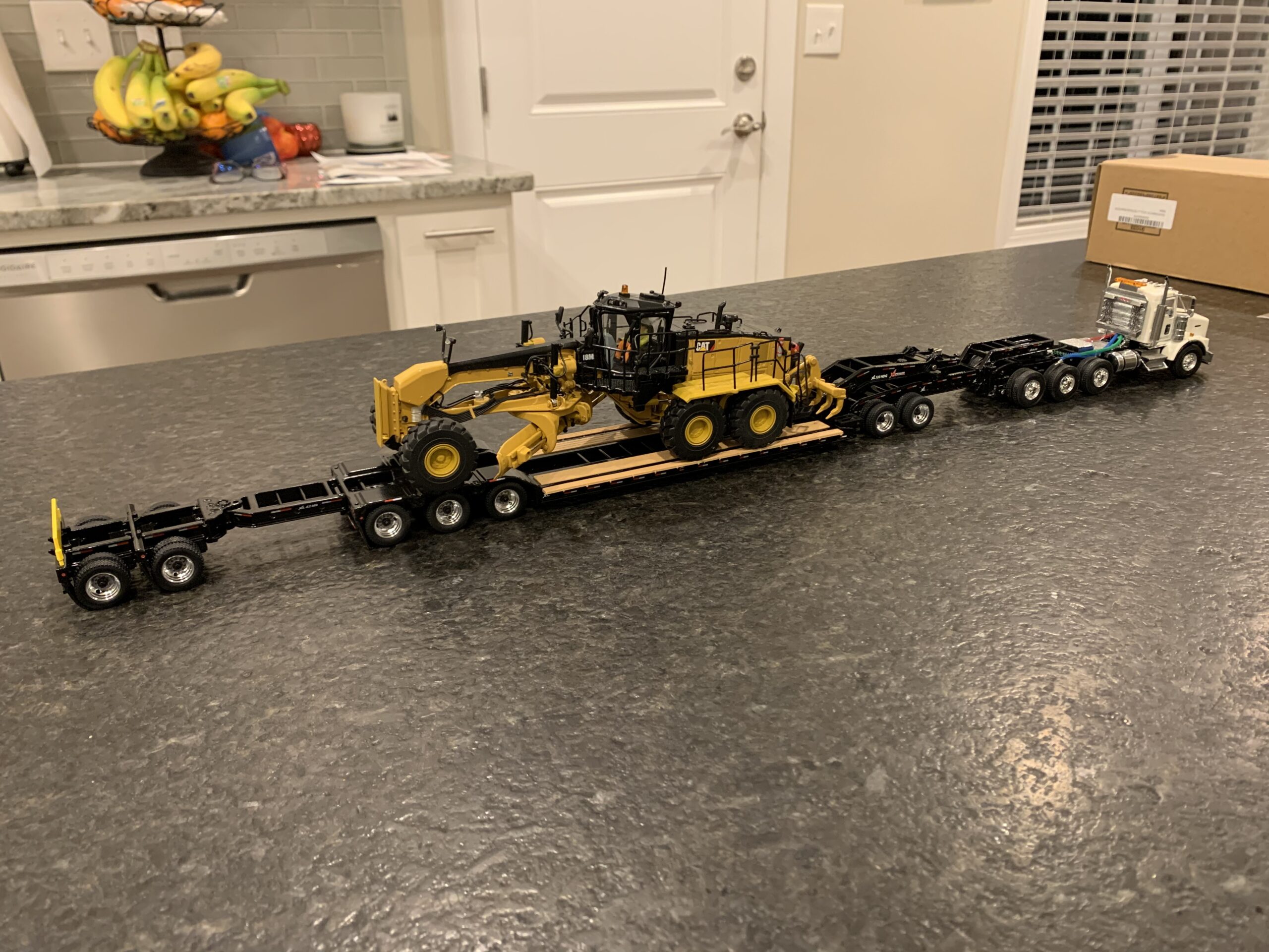 Diecast Masters XL 120 Low-Profile HDG Outrigger Style Trailer with Jeep and 2 Boosters Transport Series 1/50 Diecast Model 91033 customer photo 1