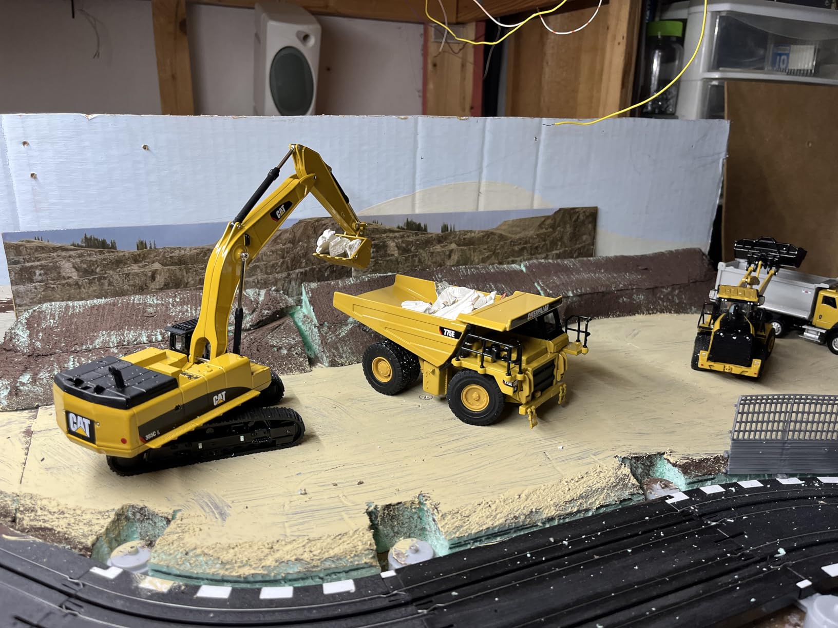 1:64 Scale Caterpillar 775E Off Highway Truck - Construction Metal Series by Diecast Masters - 85696 customer photo 1