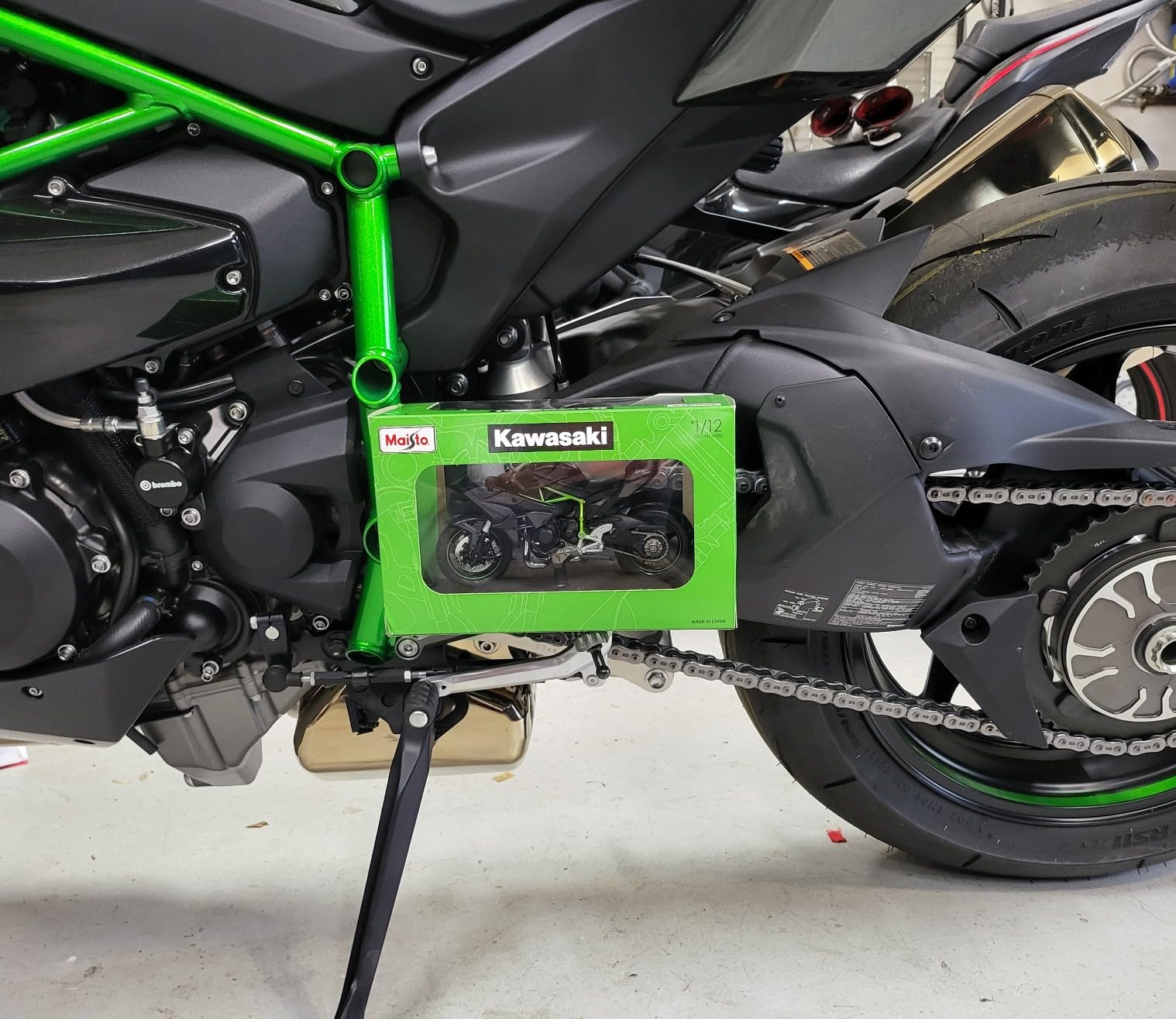 Maisto Kawasaki Ninja H2R Motorbike - 1:12 Scale Die-Cast Replica customer photo 1