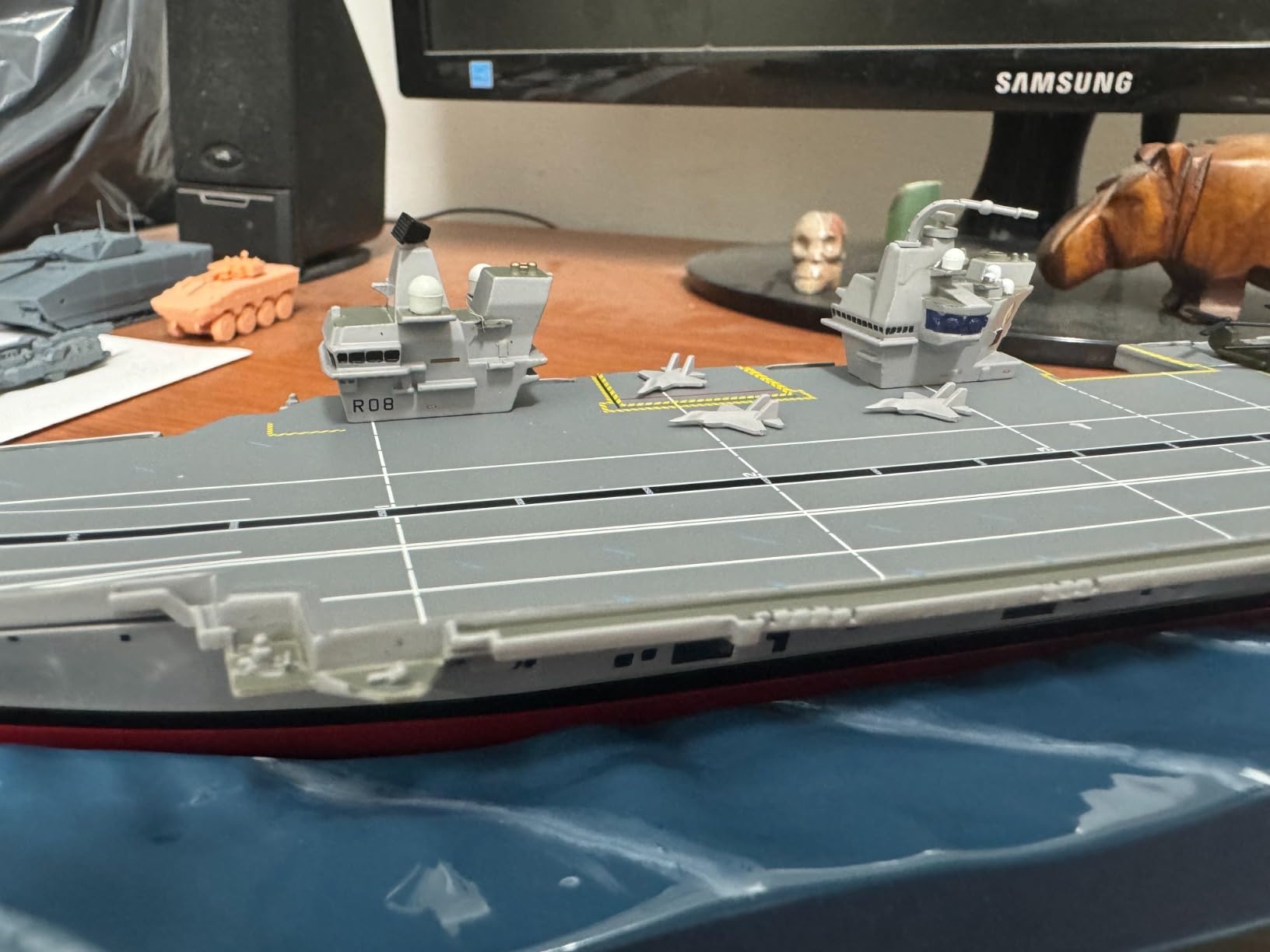Corgi Diecast HMS Queen Elizabeth (R08) Queen Elizabeth-Class Aircraft Carrier 1:1250 Royal Navy Warship Military Display Model CC75000 customer photo 1