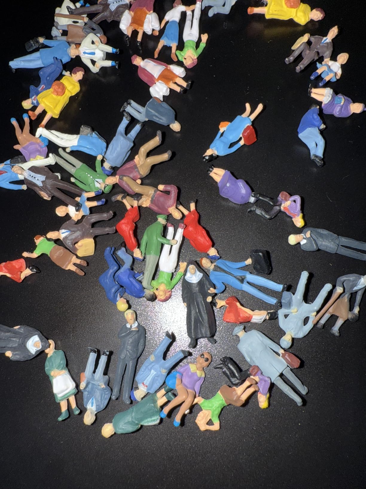 Evemodel HO Scale 1:87 Standing Seated Passenger People Painted Figures for Model Train Layout (30PCS) customer photo 1