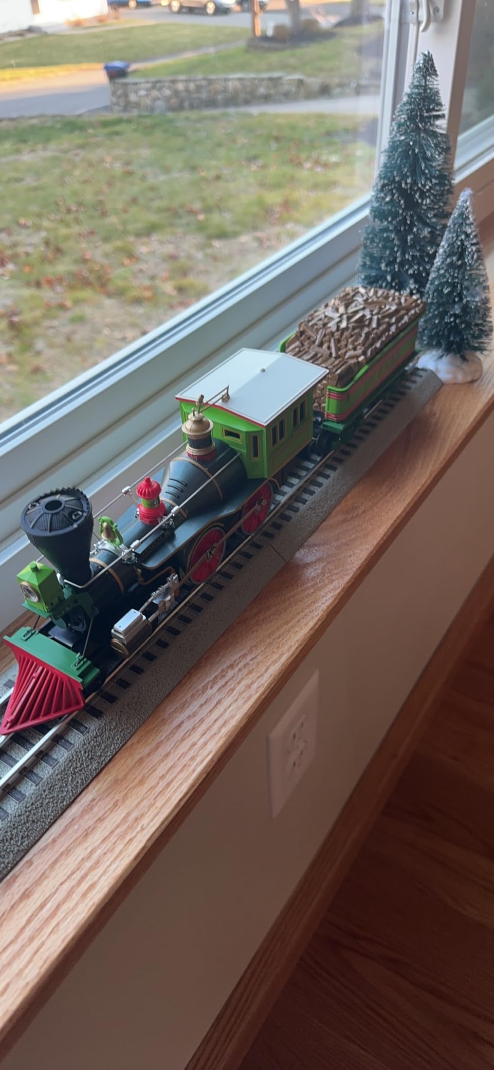 Lionel Great Locomotive Chase Deluxe LionChief Bluetooth 5.0 Set, Steam Locomotive & Tender, O Gauge customer photo 2