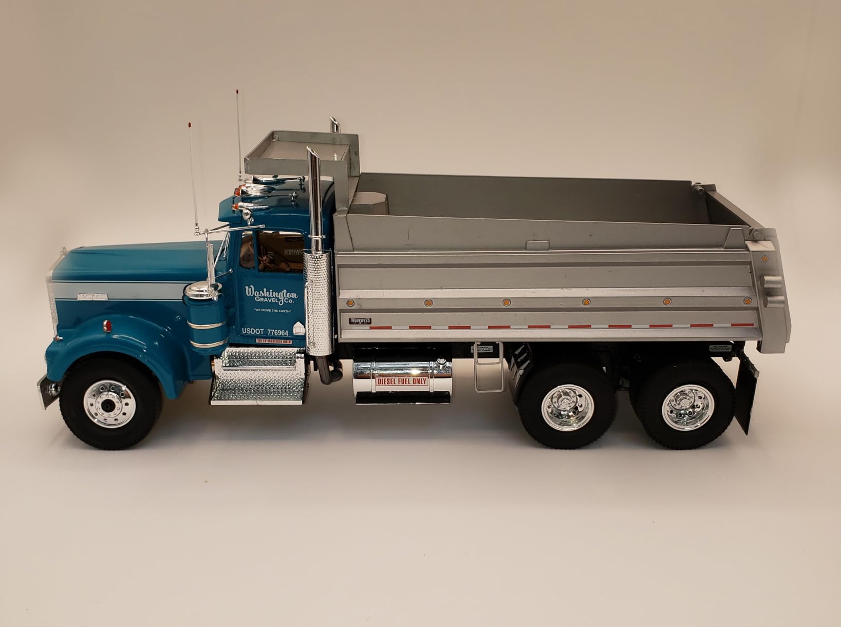Kenworth W-900 Dump Truck 1:25 Scale 265-Piece Skill Level 5 Model Building Kit customer photo 1