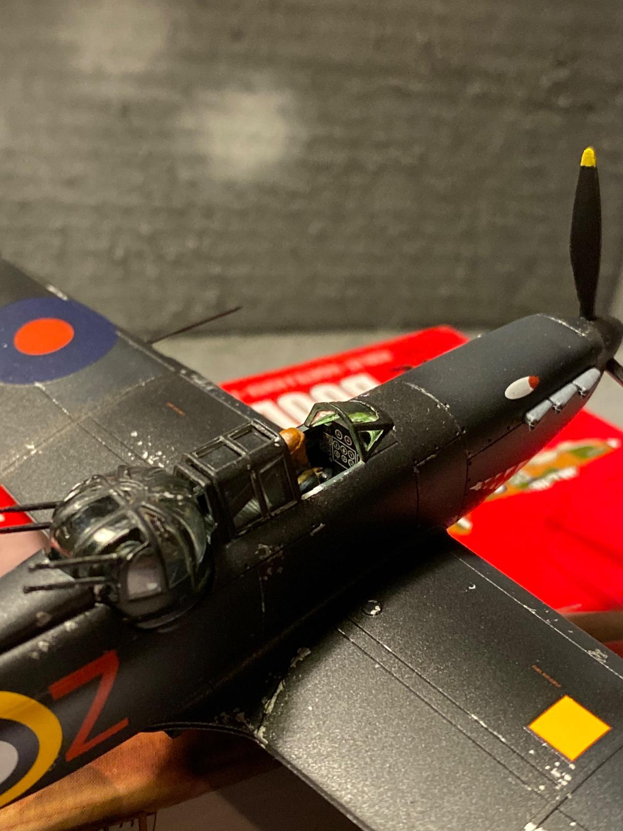 Airfix Model Airplane Kit Gift Set - A08019A Vickers Wellington Mk.IA/C, 1:72 Scale WW2 Military Aircraft Models customer photo 2
