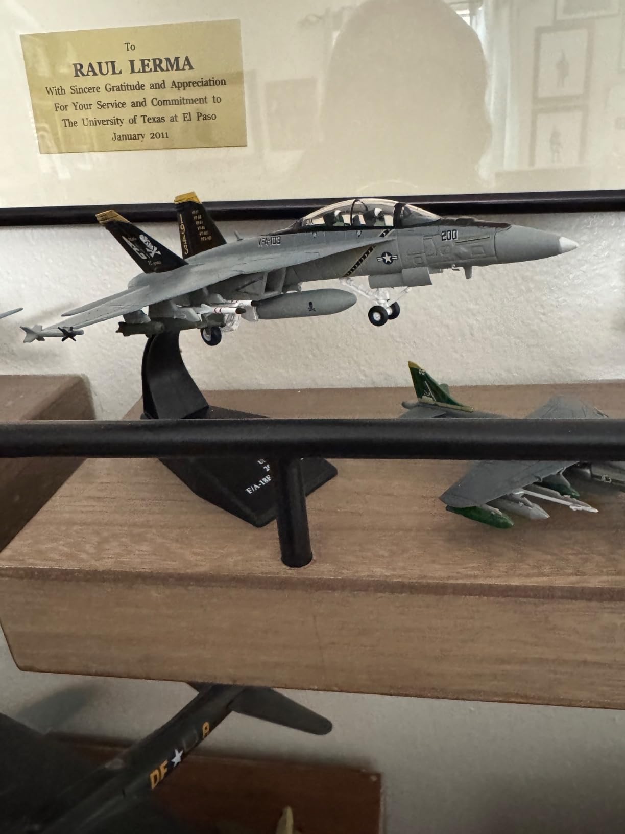 NUOTIE 1/100 F/A-18 Super Hornet Fighter Jet Aircraft Diecast Model Ornaments Collectible Plane for Military Fans customer photo 1
