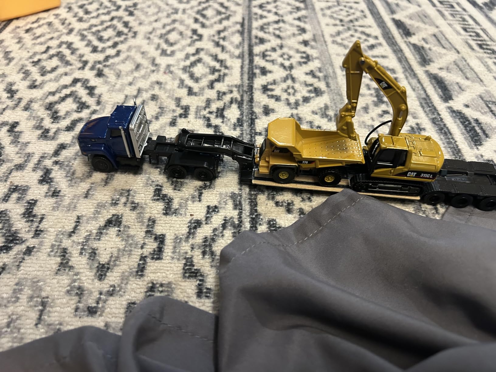 1:87 Scale Cat CT660 Day Cab Tractor with Lowboy Trailer and Cat 315C L Hydraulic Excavator | Model 84415 customer photo 1
