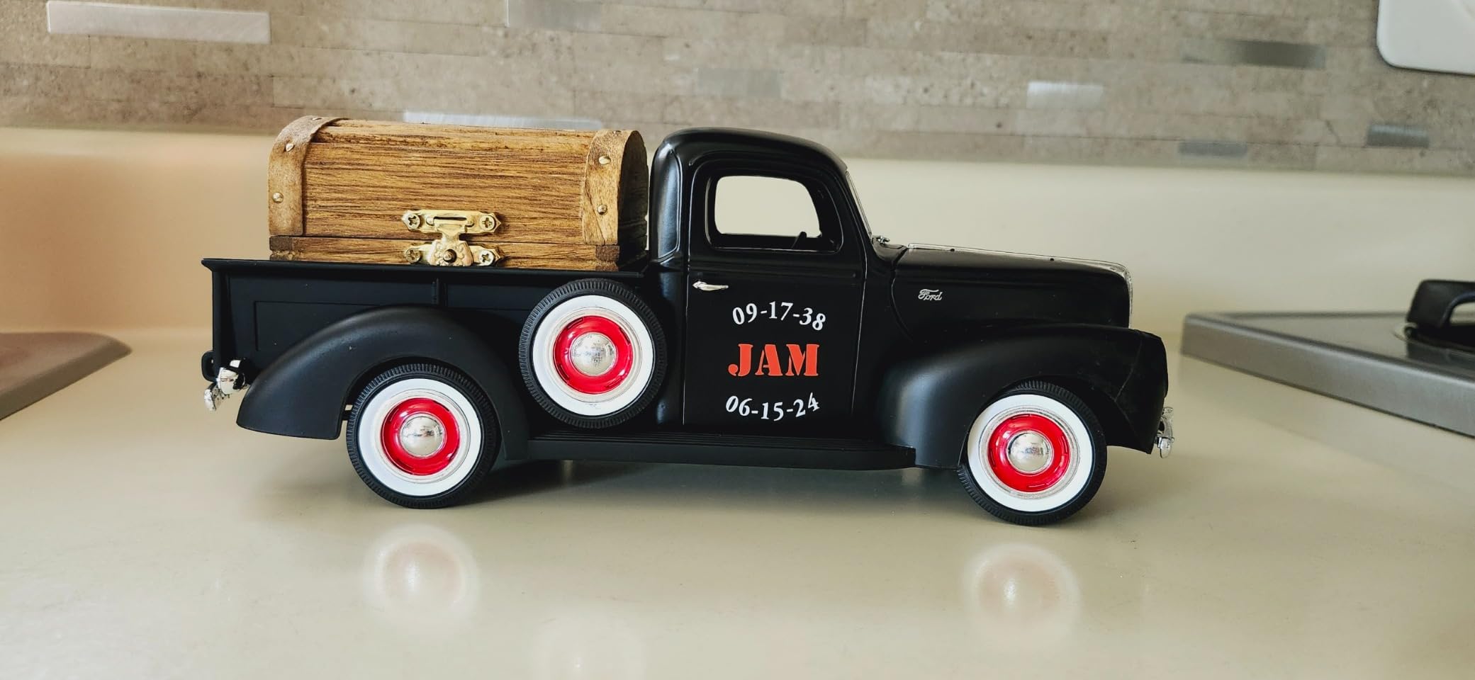1940 Pickup Matt Black 1/18 Diecast Model Car by Motormax 73170AC-MTBK customer photo 1