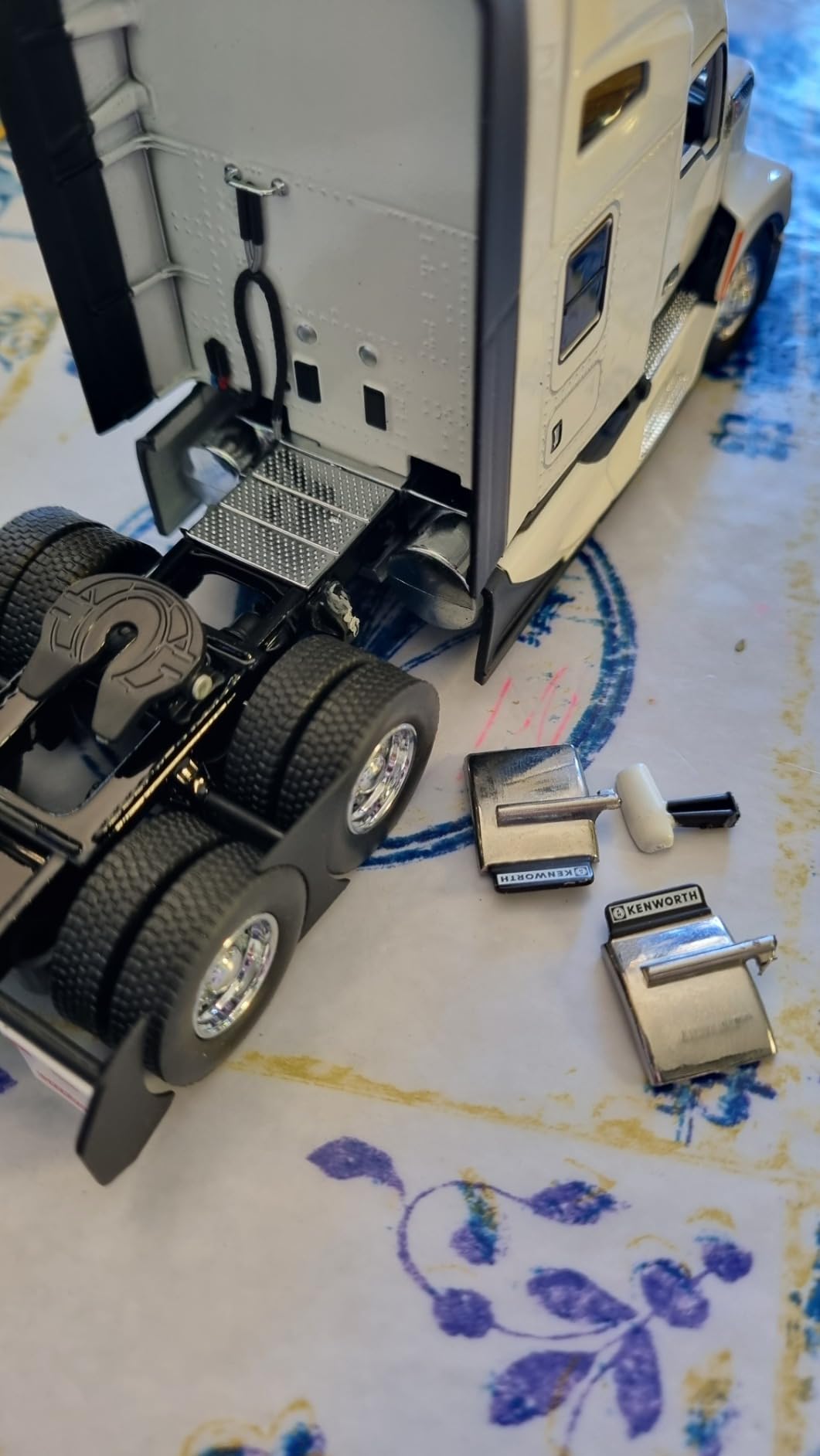 Diecast Masters | Kenworth T680 - Pearl White | 1:50 Scale Officially Licensed Diecast Model Semi Truck | Model 71119 customer photo 1