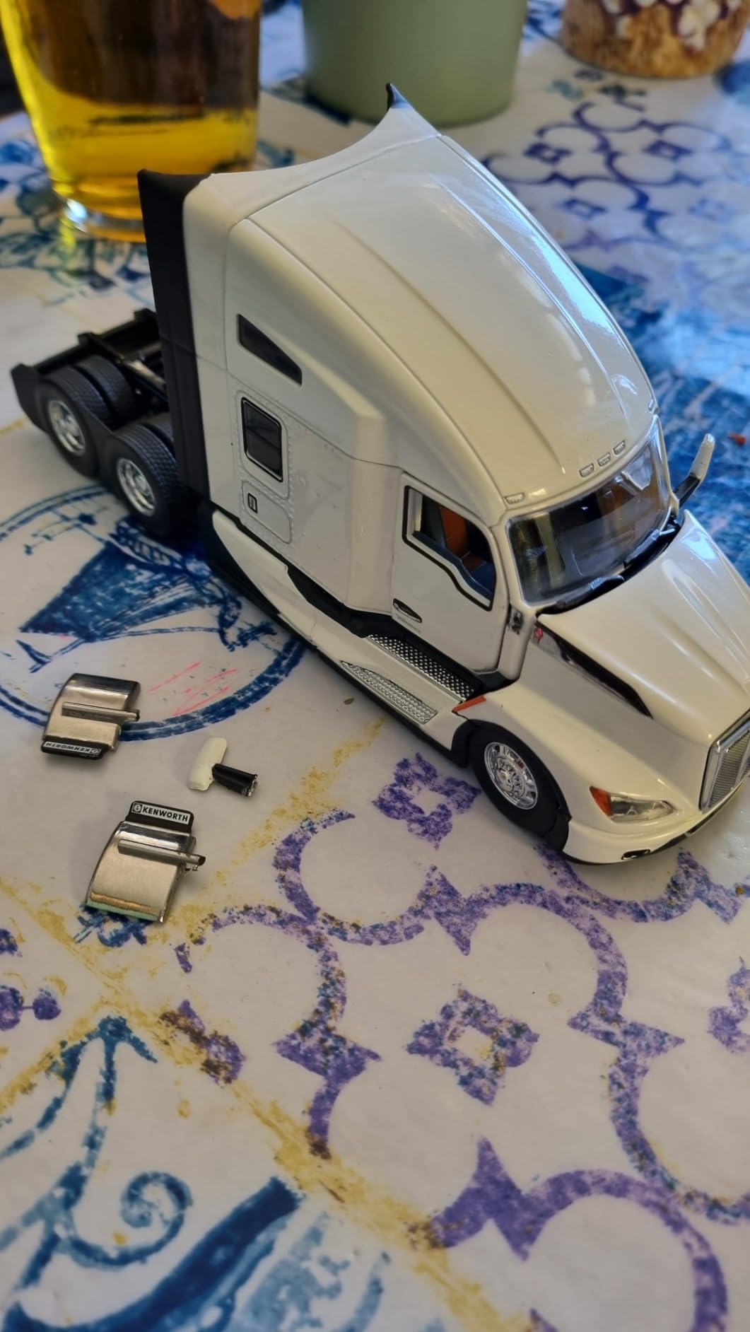 Diecast Masters | Kenworth T680 - Pearl White | 1:50 Scale Officially Licensed Diecast Model Semi Truck | Model 71119 customer photo 2
