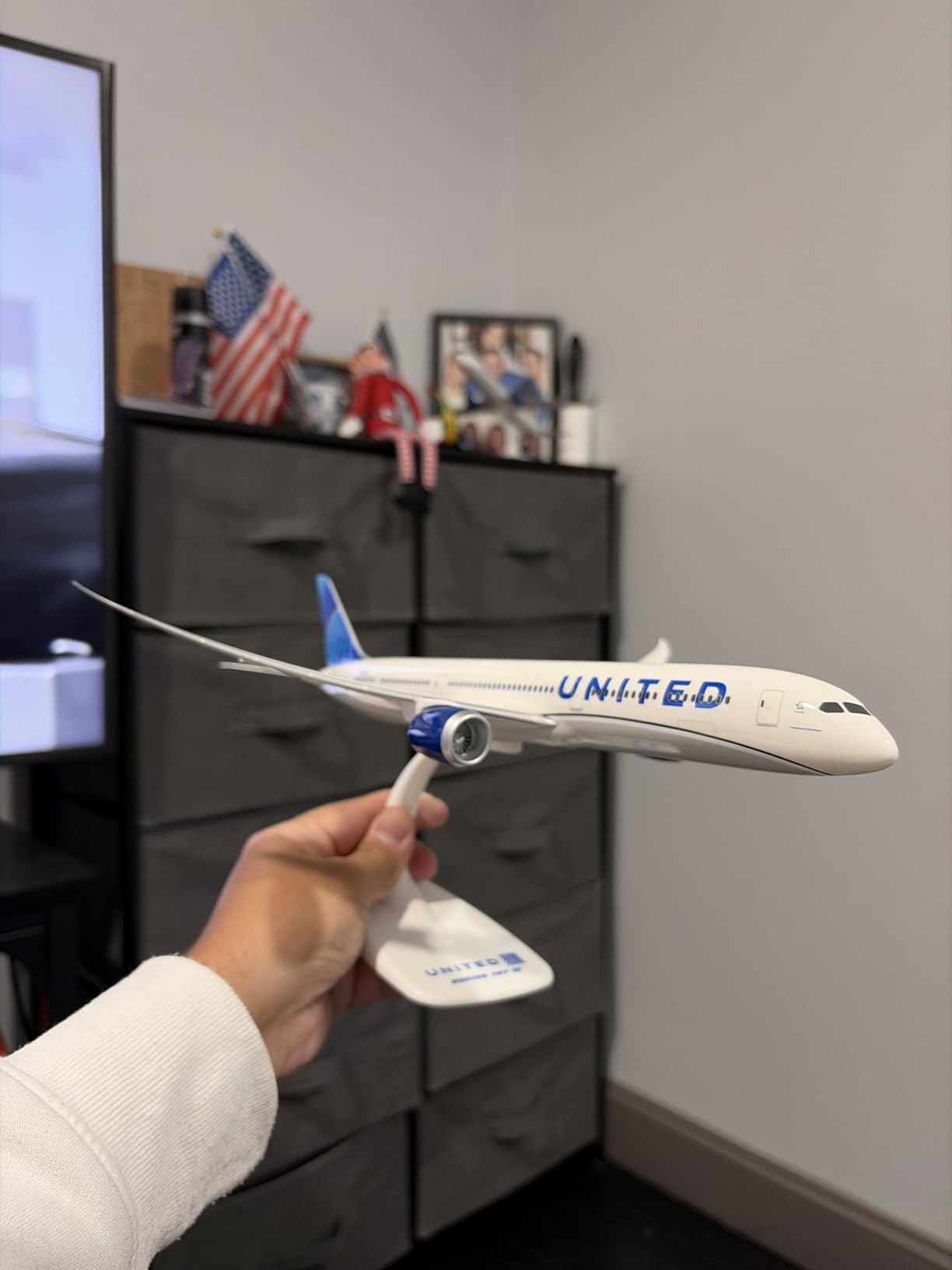 Flight United 787-10 1/200 Airplane Model True to Scale with a Design Perfect for Ages 14+ customer photo 1