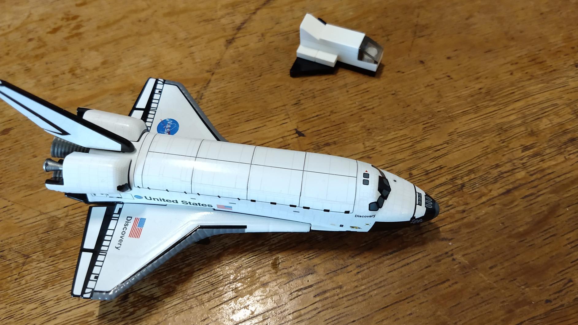Postage Stamp Daron Space Shuttle Discovery 1/300 Die-Cast Collectible Spacecraft Model with Display Stand - Perfect for Ages 14+ customer photo 1