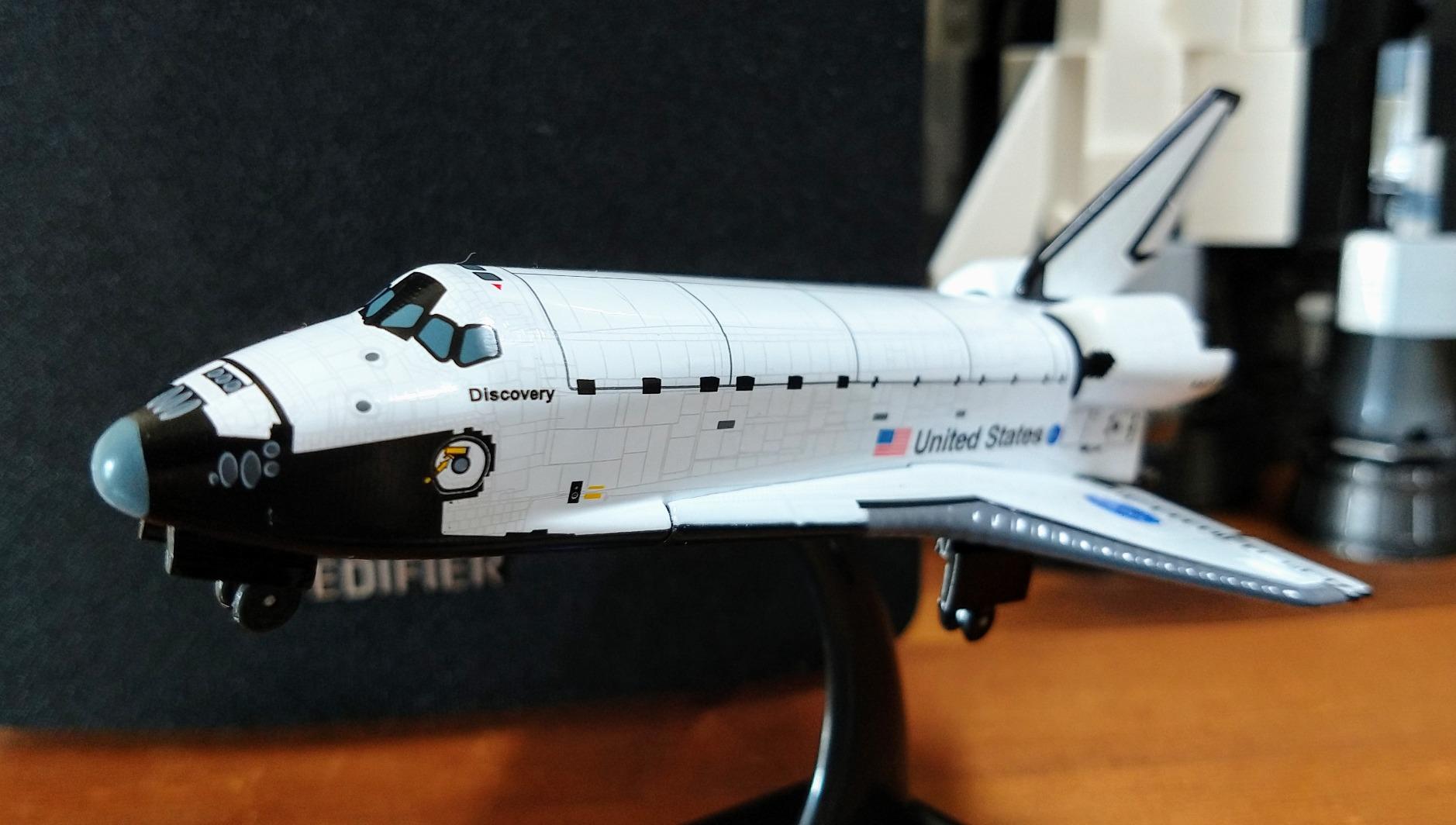 Postage Stamp Daron Space Shuttle Discovery 1/300 Die-Cast Collectible Spacecraft Model with Display Stand - Perfect for Ages 14+ customer photo 2