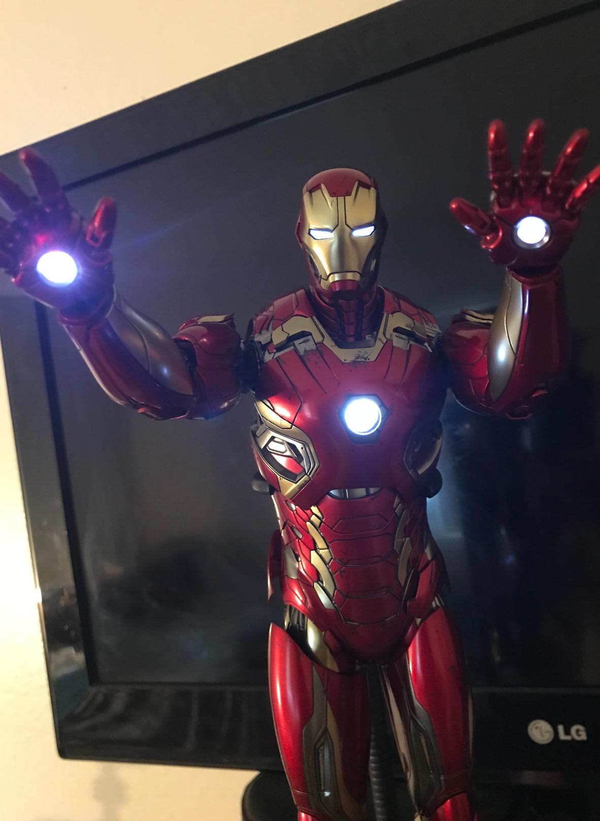 Iron Man Mark 45 Avengers Age of Ultron Diecast Hot Toys 1/6 Scale Figure customer photo 1