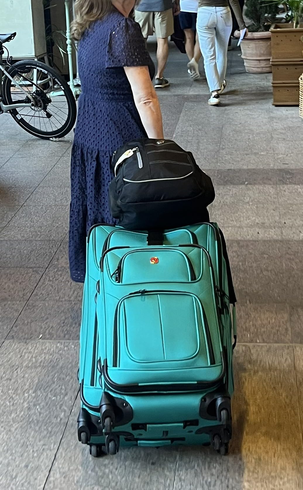 SWISSGEAR Sion Carry-On Spinner Luggage, Softside Expandable, Lightweight Suitcase, Dark Grey, 22.75-Inch customer photo 1