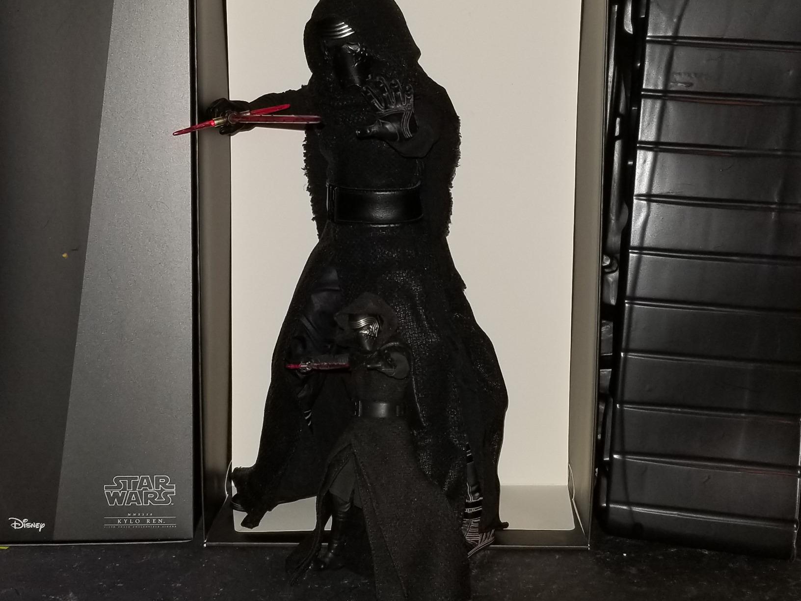 Star Wars: The Force Awakens Kylo Ren 1/6th Scale Collectible Figure customer photo 1