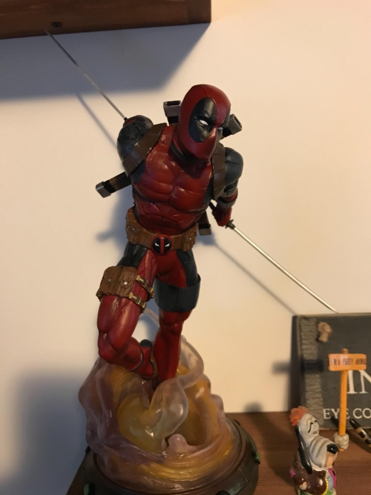 Diamond Select Toys Marvel Gallery: Deadpool PVC Figure customer photo 1
