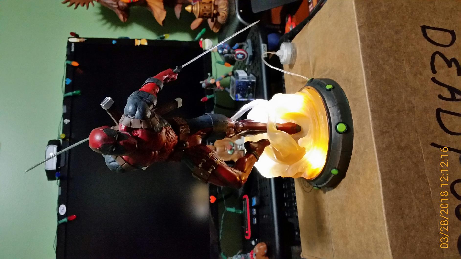 Diamond Select Toys Marvel Gallery: Deadpool PVC Figure customer photo 2
