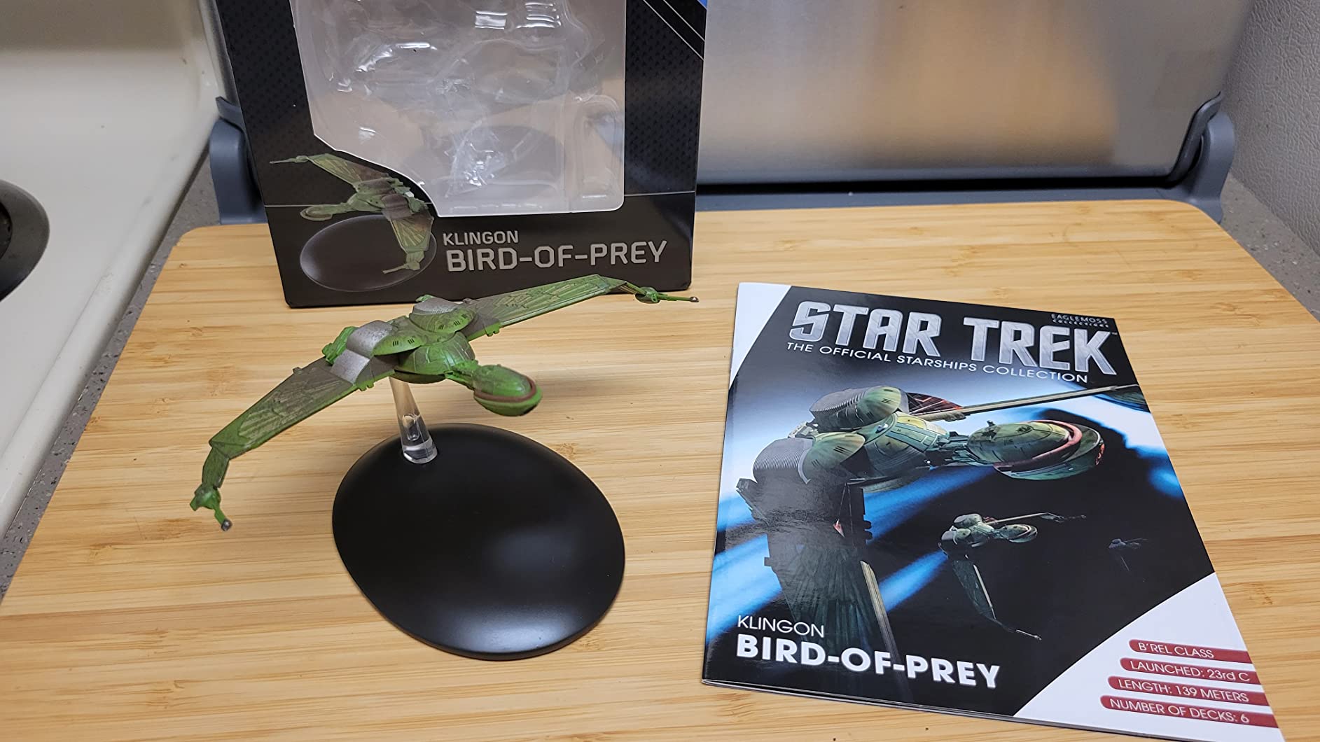 Eaglemoss Star Trek The Official Starships Collection 2: Klingon Bird of Prey Ship Replica Figurine, Green customer photo 2