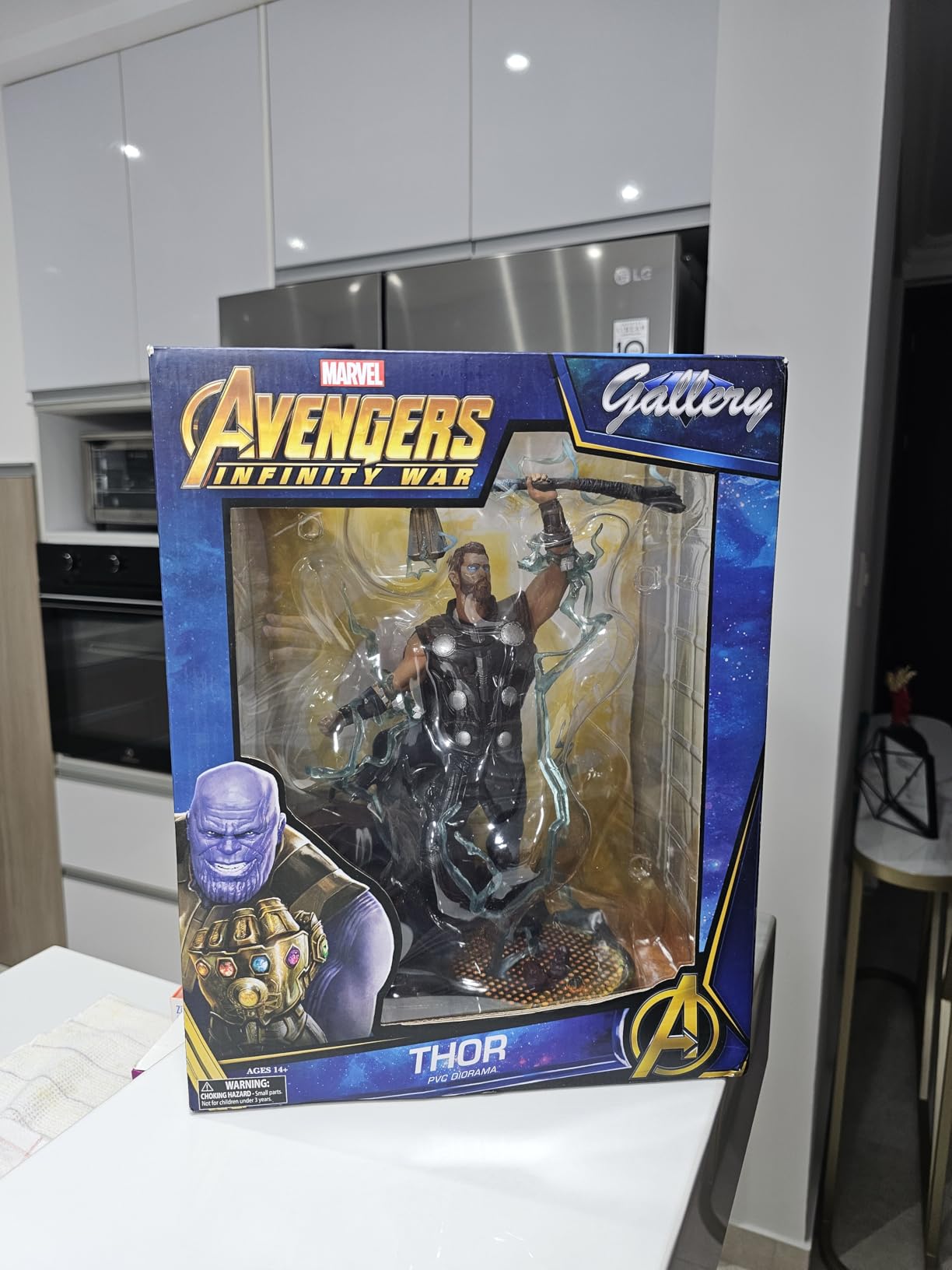 Diamond Select Toys Marvel Gallery: Avengers Infinity War Movie Thor PVC Diorama Figure, Standard, Black customer photo 1