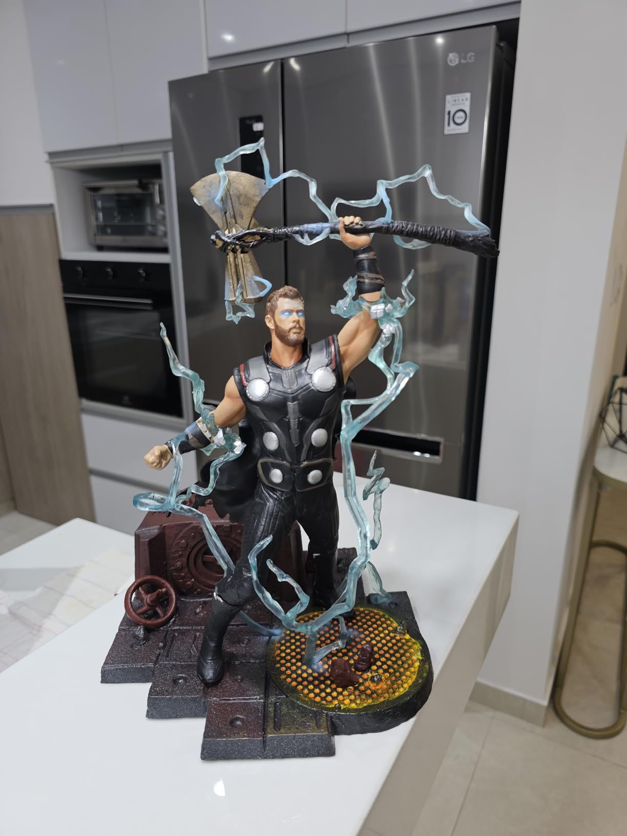 Diamond Select Toys Marvel Gallery: Avengers Infinity War Movie Thor PVC Diorama Figure, Standard, Black customer photo 2