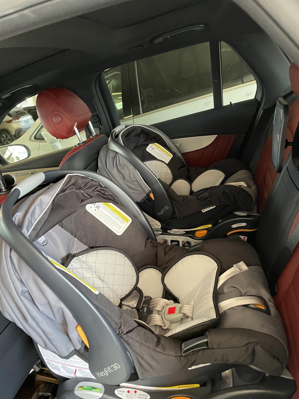 Chicco KeyFit Infant Car Seat and Base, Rear-Facing Seat for Infants 4-22 lbs., Includes Infant Head and Body Support, Compatible with Chicco Strollers, Encore/Black/Grey customer photo 1