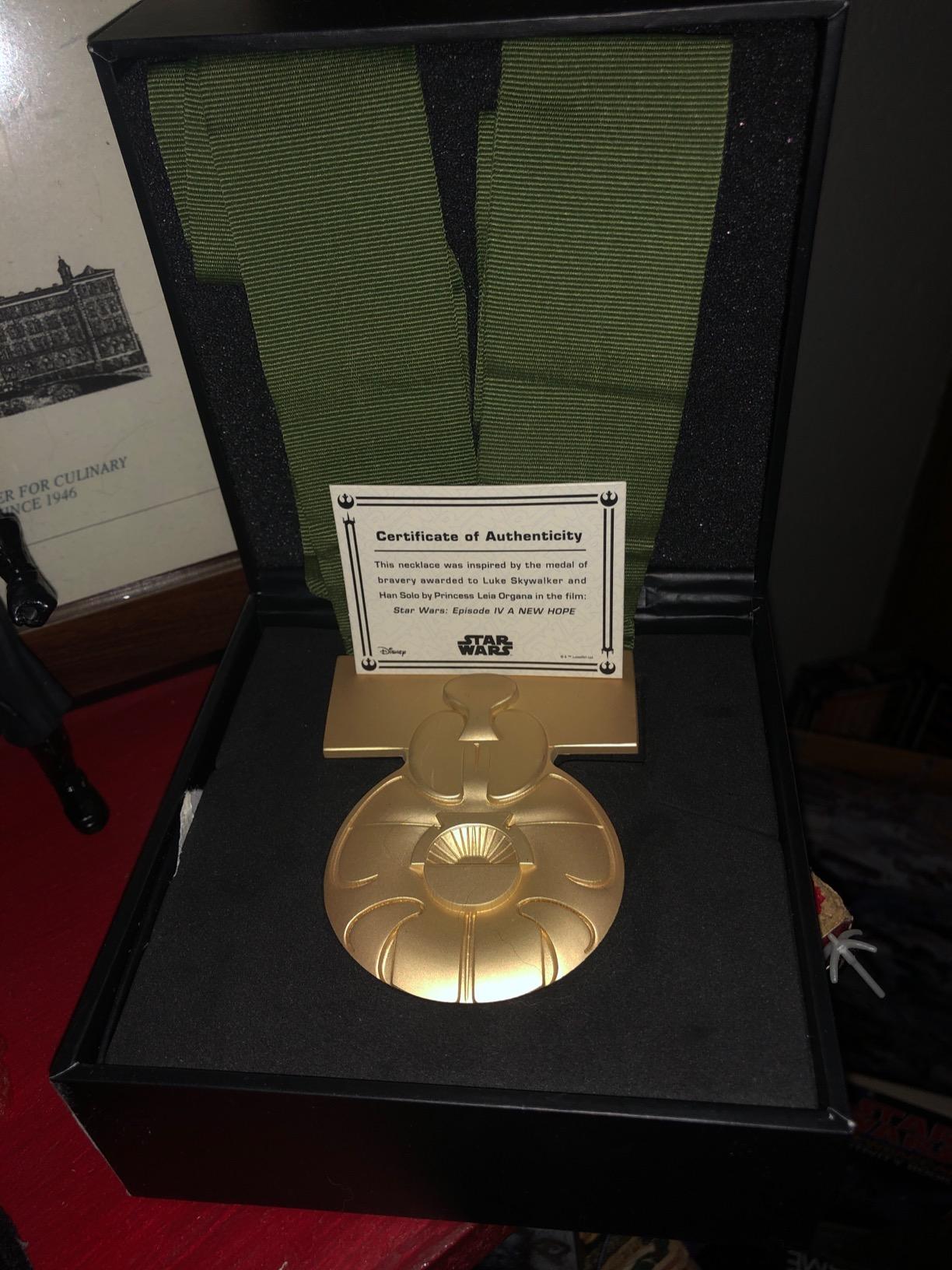 A New Hope Medal of Yavin Gold-Plated 1:1 Scale Licensed Prop Replica - Authentic Medal of Bravery With Ribbon customer photo 2
