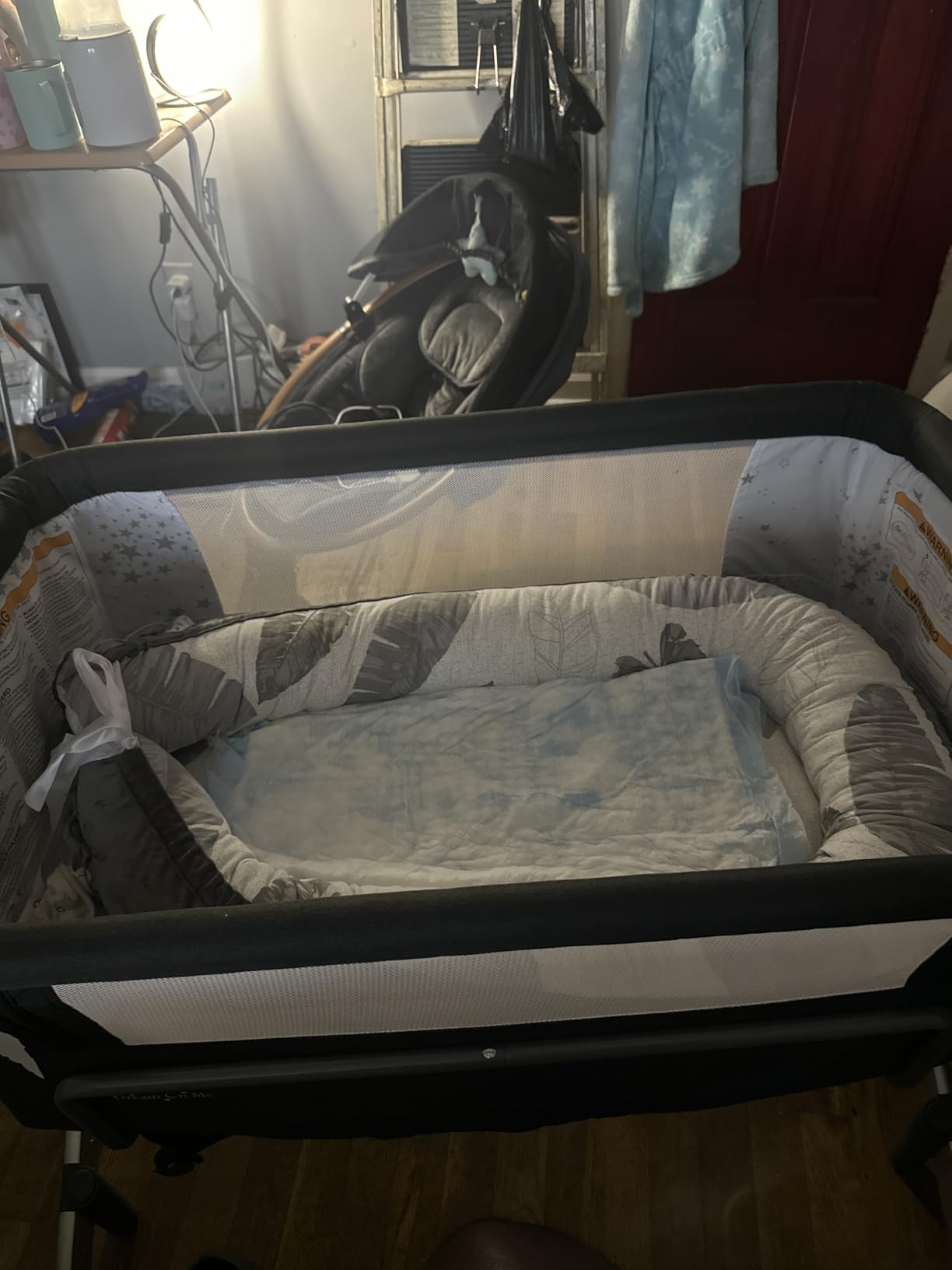 Dream On Me Skylar Bassinet and Bedside Sleeper, Adjustable Heights, Breathable Mesh Sides, Plush Mattress Pad, Wheels with Safety Locks & Tool-Free Assembly, Compact Fold & Travel Bag - Mint customer photo 1