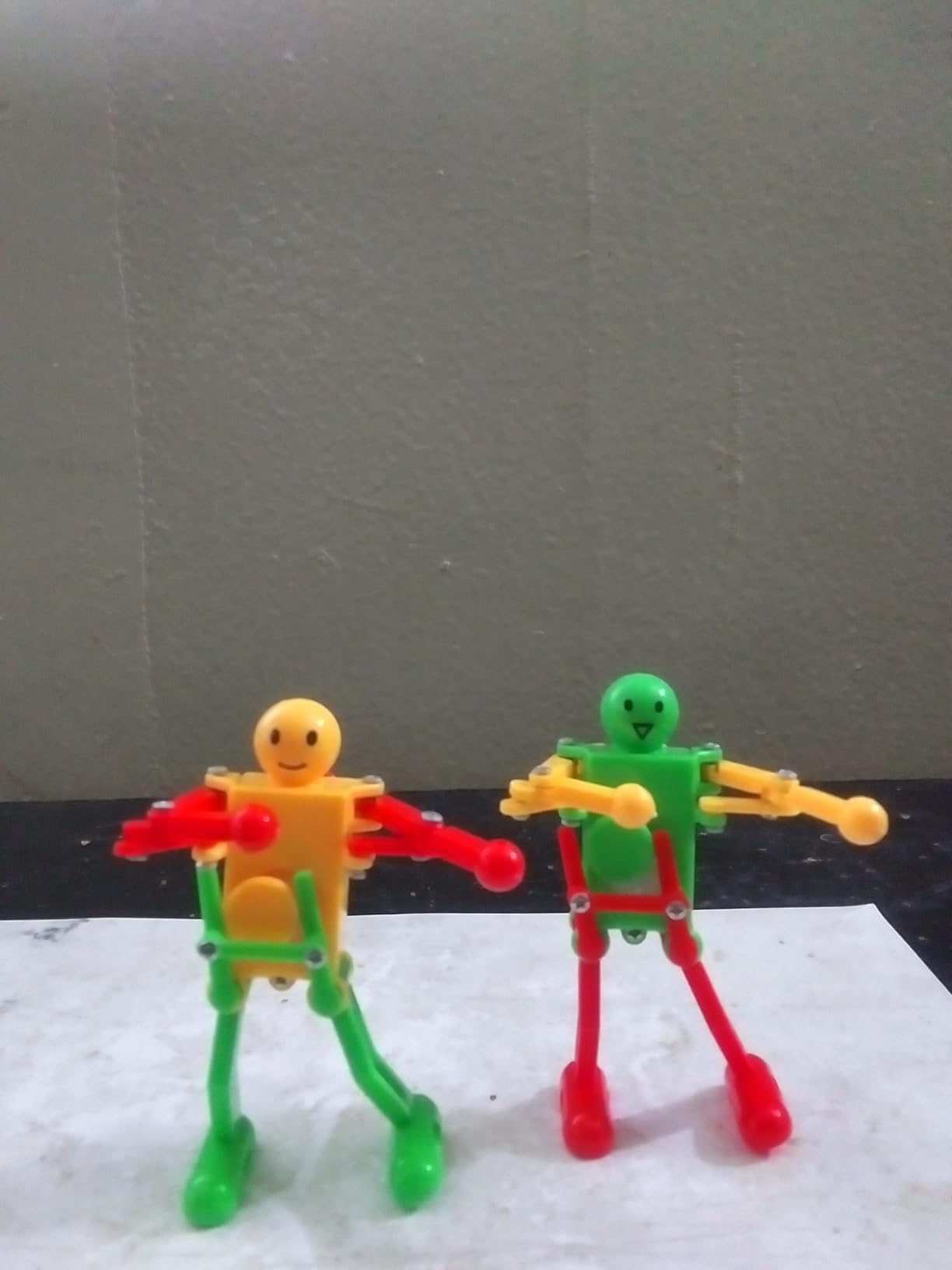 5 Pcs Funny Spring Wind-up Dancing Walking Robot Toy for Kids, Robot Playset for Kids Role Playing, Robots Theme Party Activity customer photo 2