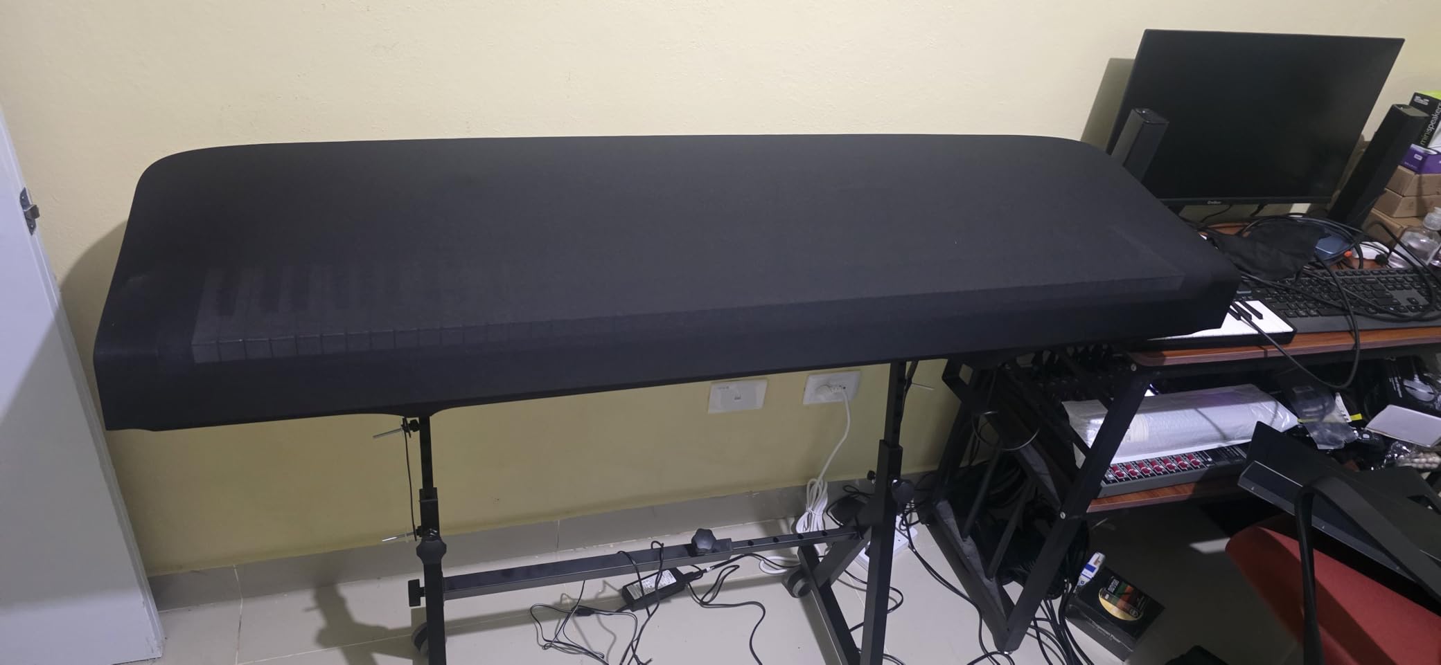 Yamaha DGX-670B, 88-Key Weighted Digital Piano with Sustain Foot Switch and Music Rest, Black customer photo 1