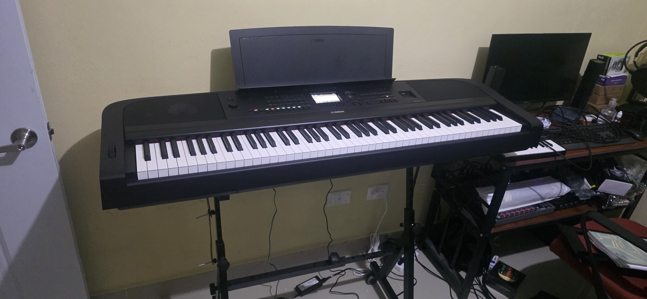 Yamaha DGX-670B, 88-Key Weighted Digital Piano with Sustain Foot Switch and Music Rest, Black customer photo 2