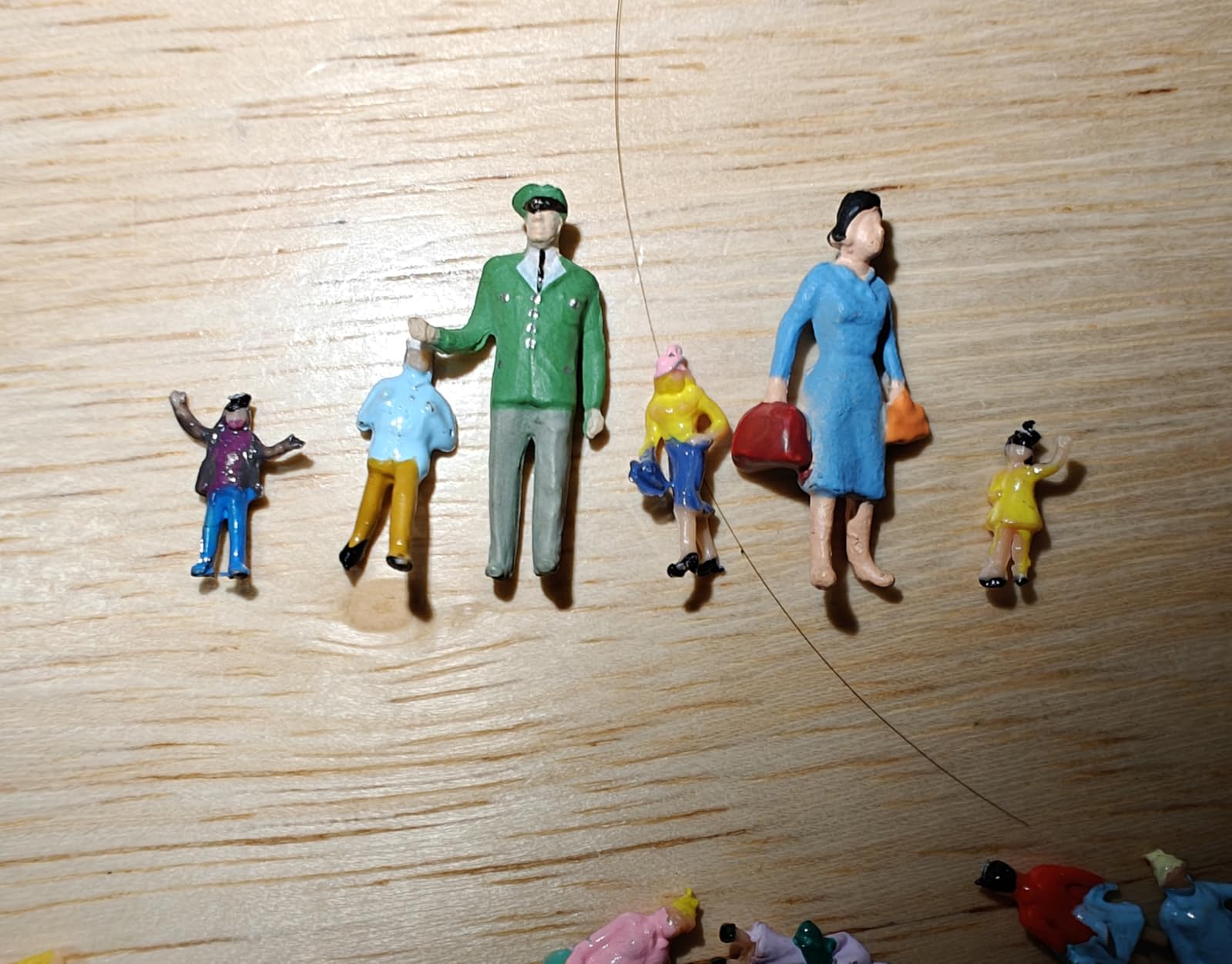 Evemodel P150W 100pcs 1:160 Painted Figures N Scale Standing People Assorted Poses Model Trains customer photo 1