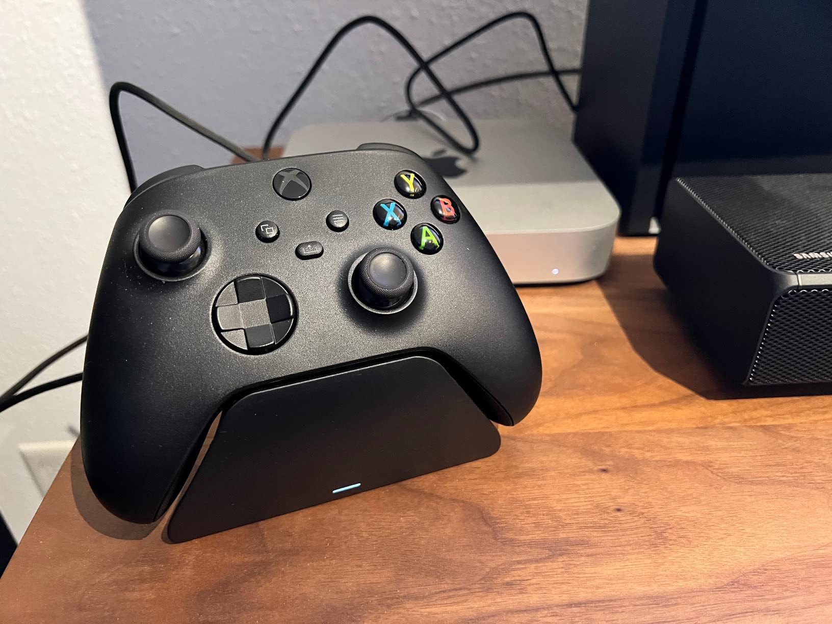 Razer Universal Quick Charging Stand for Xbox Series X|S: Magnetic Secure Charging - Carbon Black customer photo 1