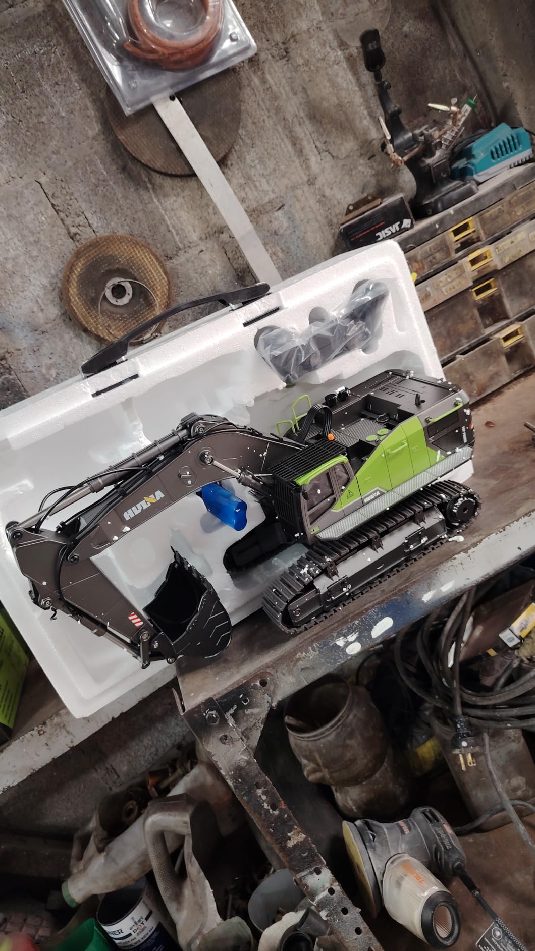 US in Stock 1/14 Rc Excavator 593 Huina Model Car Battery 2.4G Remote Control 22Ch for Ages 14+ customer photo 1