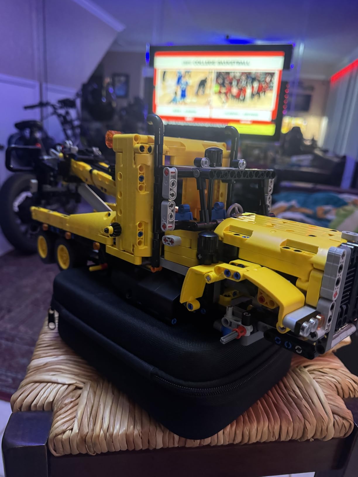 Mould King 17011 Heavy-Duty Tow Truck Building Toy Set, Technology MOC Road Trailers Building Gift Toys for Age 14+/Adult (1,250 Pieces) customer photo 2