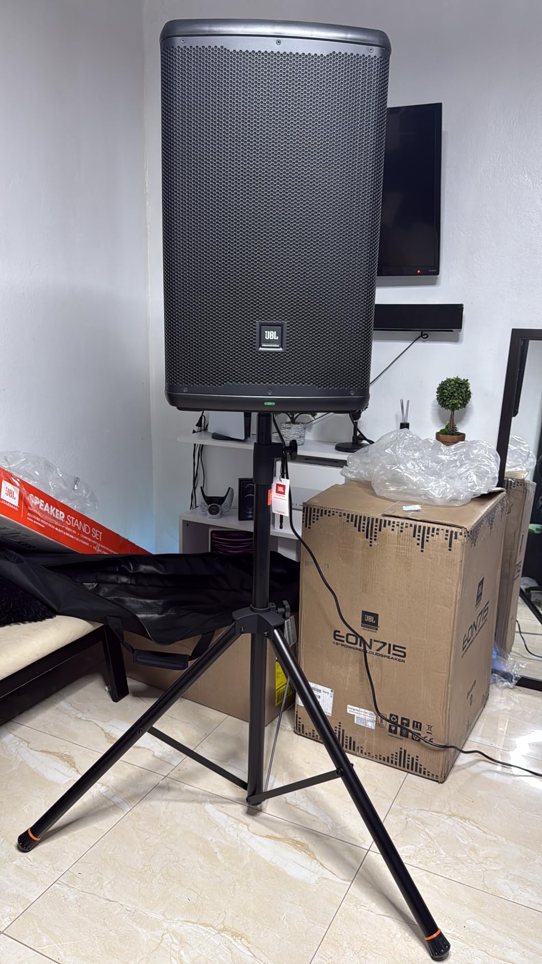 JBL Professional EON710 Powered PA Speaker with Bluetooth, 10 inch, 1300 Watt, Wired Electric, Black customer photo 2