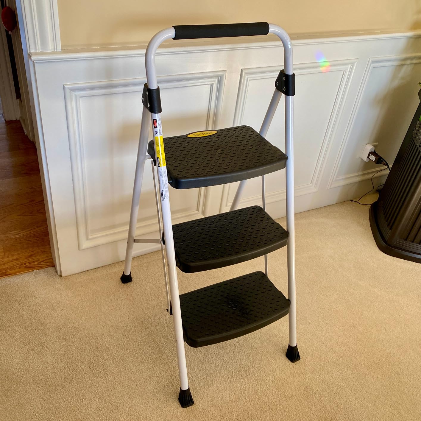 SocTone 3 Step Ladder, Folding Step Stool for Adults with Handle, Lightweight, Perfect for Kitchen & Household, 500lbs Capacity Sturdy Steel Ladder White customer photo 2