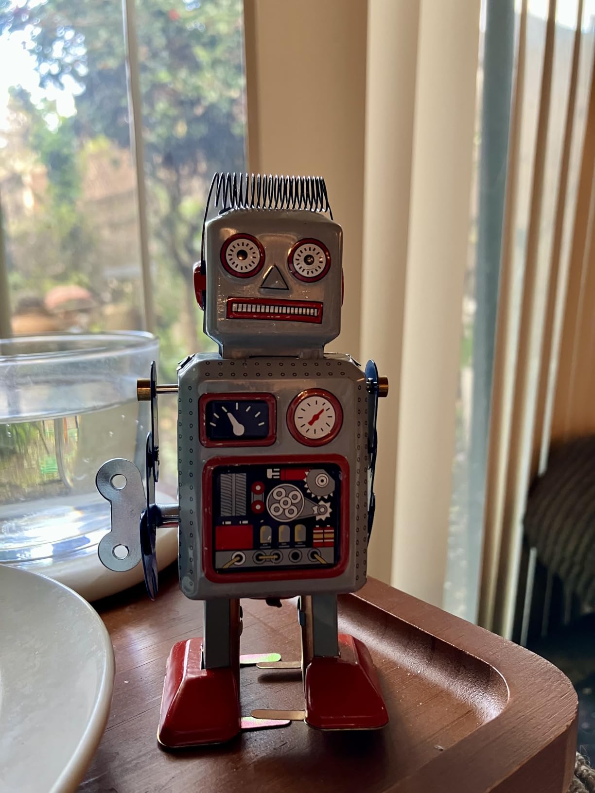 Retro Wind Up Tin Toy Robot, Vintage Mechanical Walking Robot Figurine Collectible Clockwork Figure for Home Office Decor Cool Birthday Desktop for Adults and Collectors customer photo 2