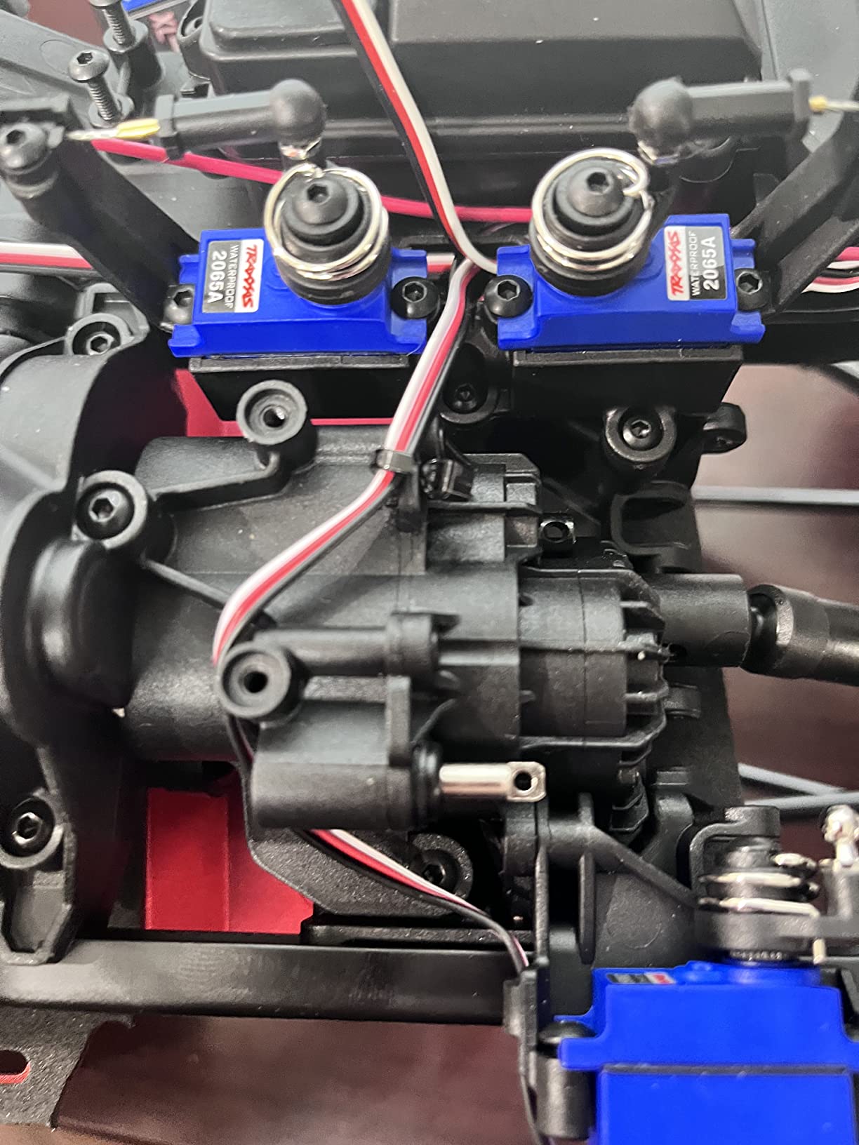 ShareGoo Aluminum Alloy Gearbox Mount Base Chassis Skid Plate Compatible with Traxxas TRX-4 Defender Bronco Blazer G500 1/10 RC Car Upgrade Parts (Red) customer photo 2