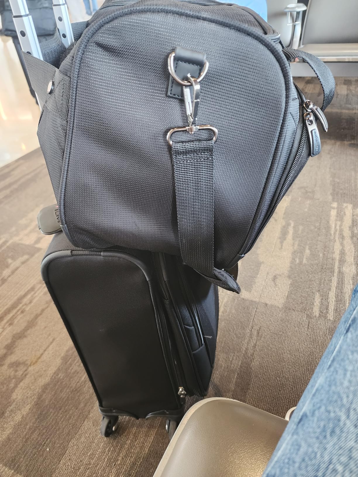 Travelpro Maxlite 5 Softside Expandable Luggage with 4 Spinner Wheels, Lightweight Suitcase, Men and Women, Ensign Blue, Carry-on 21-Inch customer photo 1