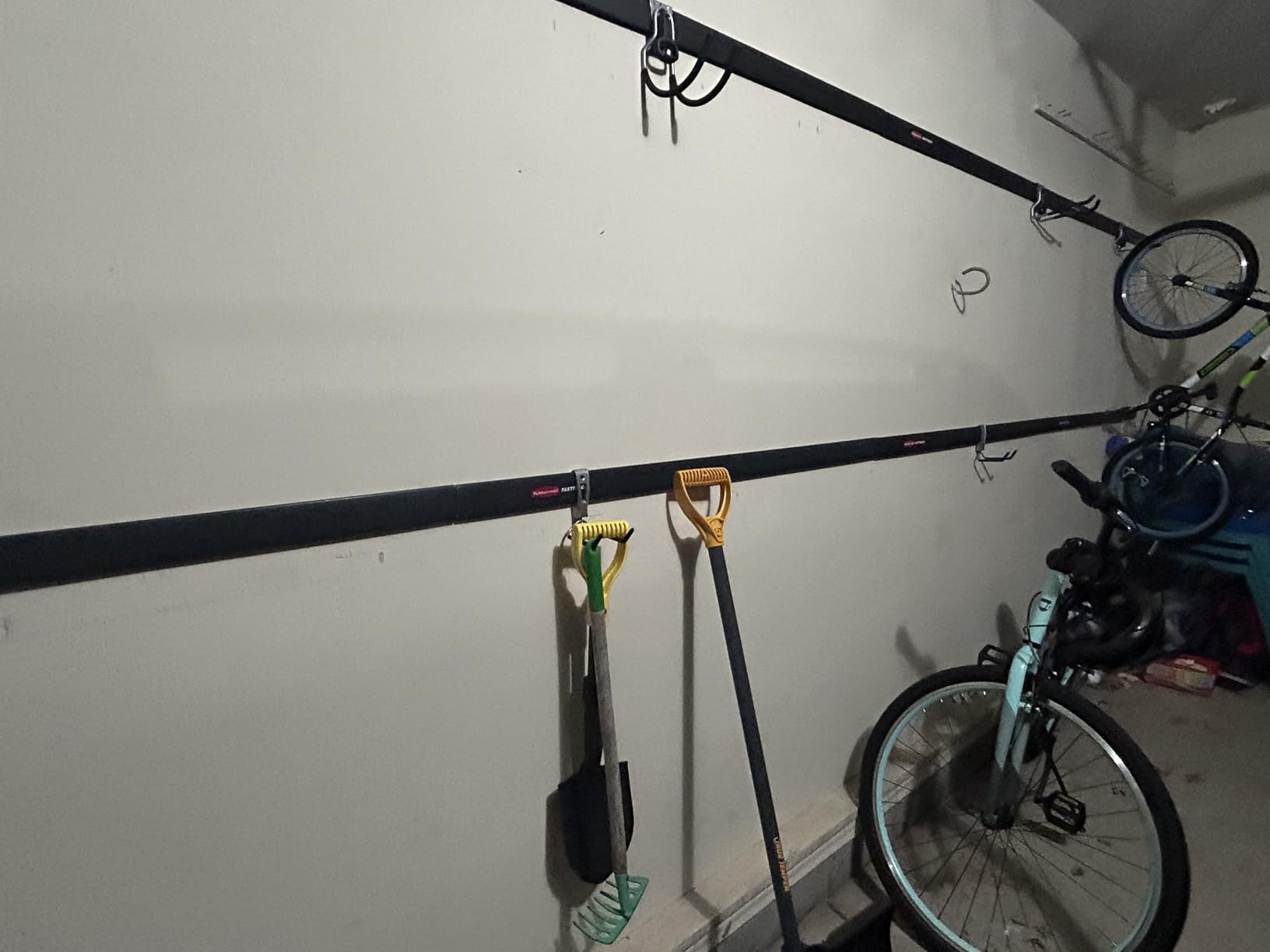 Rubbermaid 24-Piece FastTrack Garage Wall-Mounted Storage Kit, 6 Rails and 18 Hooks, Black customer photo 2