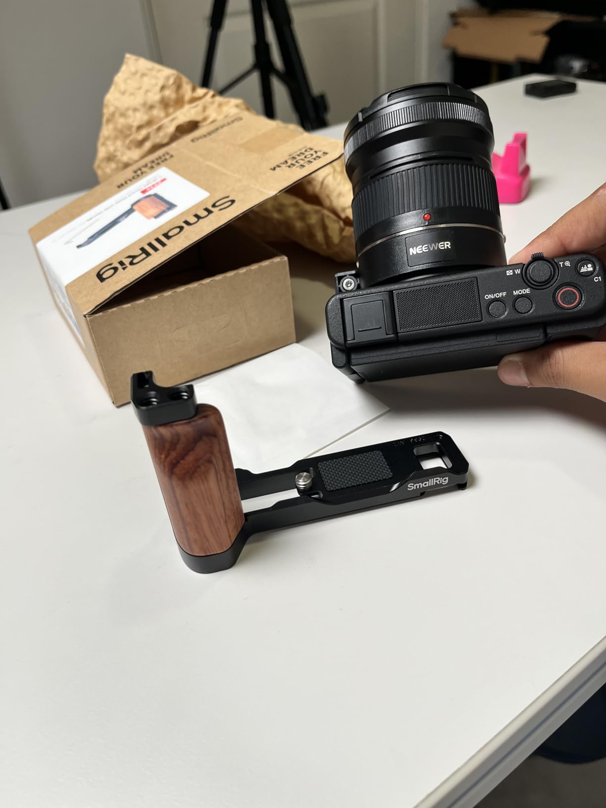 NEEWER Wide Angle Lens Compatible with Sony ZV1 Camera, 2 in 1 18mm HD Wide Angle & 10x Macro Additional Lens with Extension Tube, Bayonet Mount Lens Adapter, Cleaning Cloth (Black Frame) customer photo 1