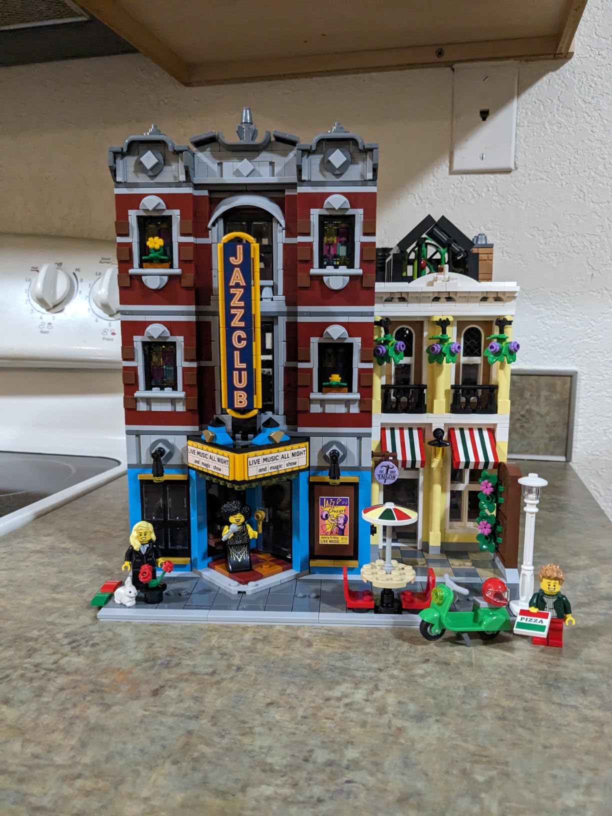 Icons Jazz Club Building Blocks for Adults - Office or Book Shelf Decor for Men & Women, Ages 18+ Years - Gifts for Christmas - 10312 customer photo 2