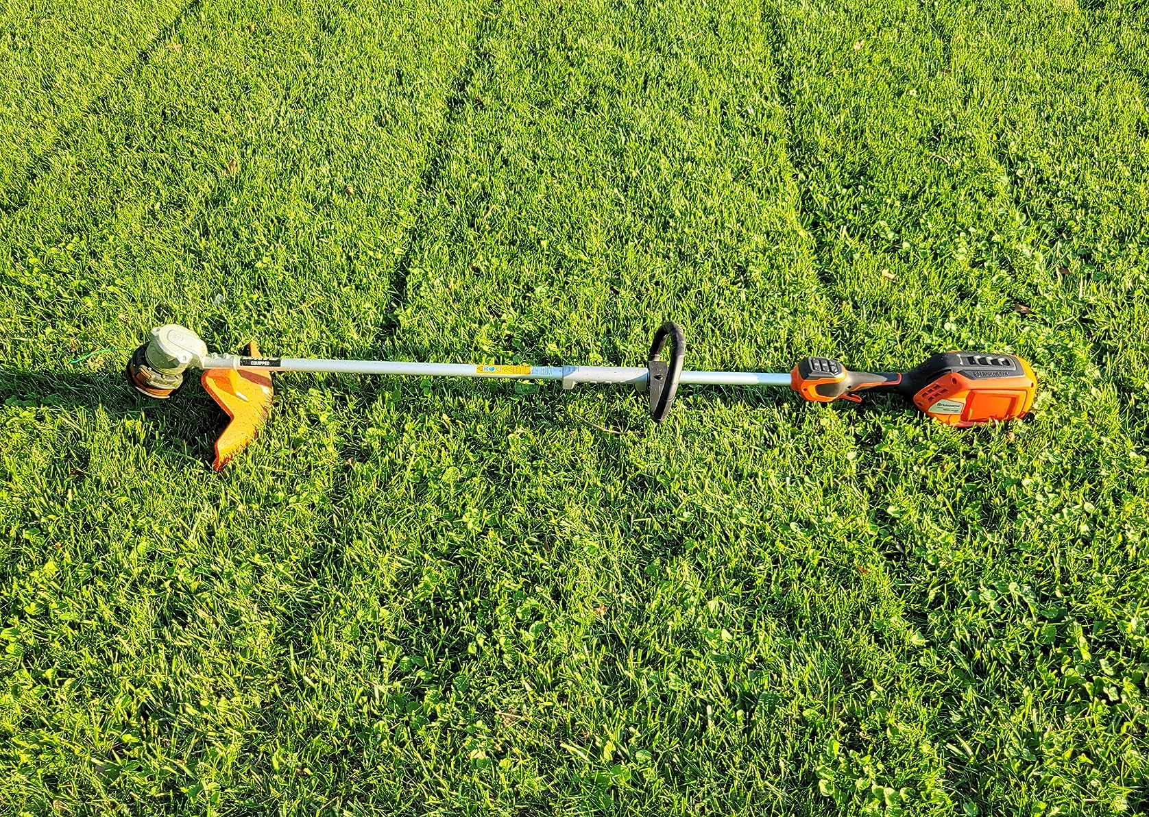 Husqvarna WeedEater 320iL Cordless String Trimmer with 4 Ah Battery and Charger, 16-Inch Straight Shaft Electric Weed Eater with Rapid Replace Trimmer Head for Reloading, 970480104 customer photo 2