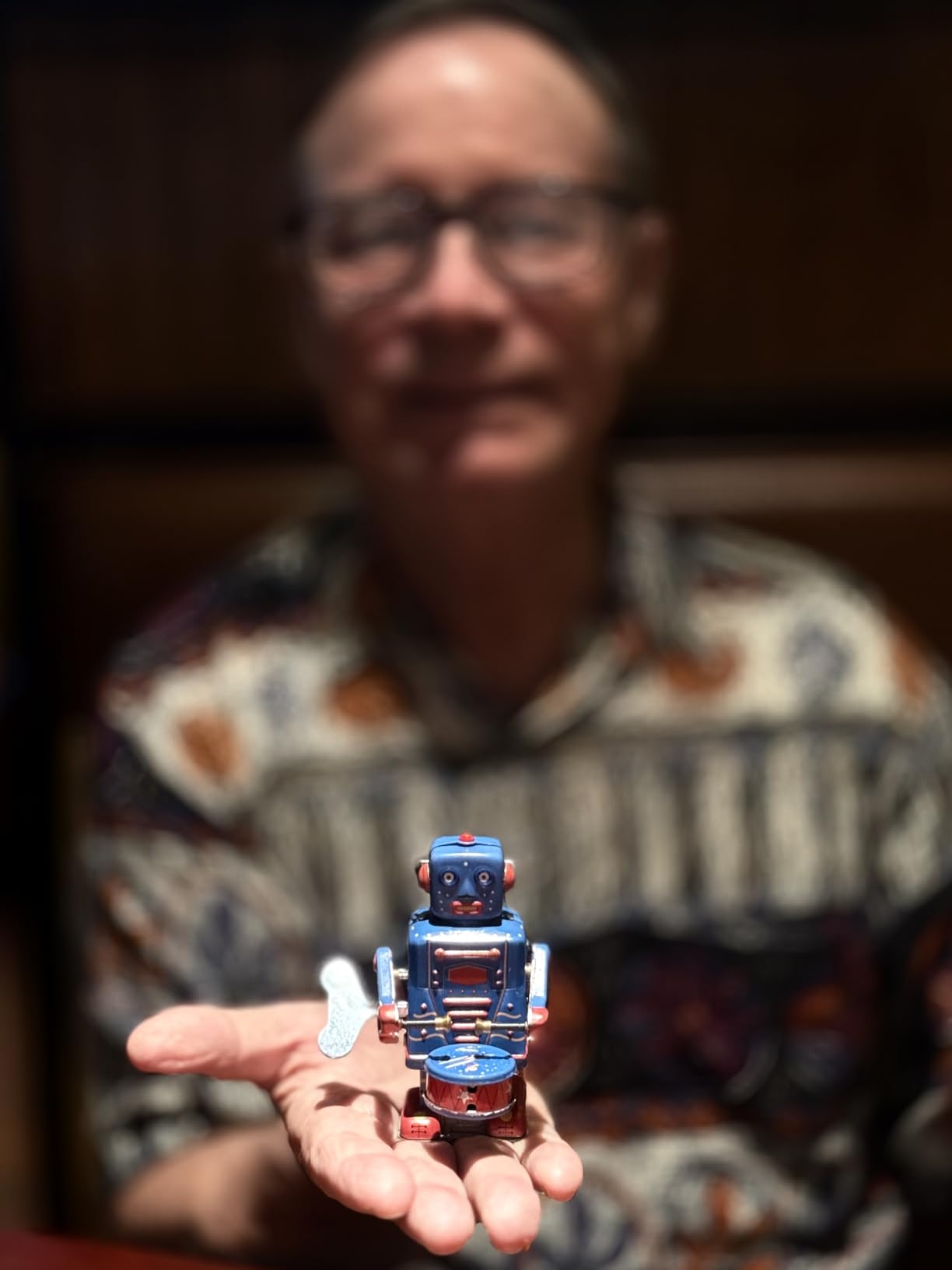 Wind up Vintage Robot：Clockwork Drumming Robot Tinplate Toy - Retro Wind-up Collectible for Home Decor, Interactive Fun, and Thoughtful Presents, 3.74 Inches, Blue customer photo 1